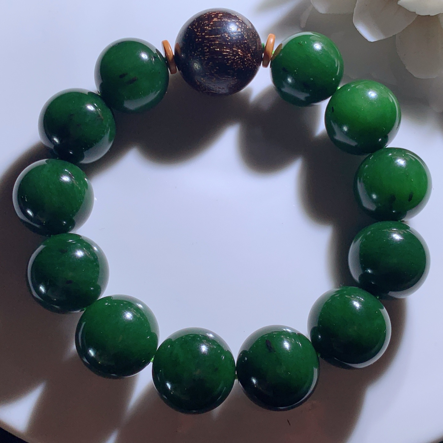 和田玉七号矿红皮料菠菜绿俄罗斯碧玉圆珠手串。单颗尺寸17重100.5克 玉质细腻油润 底色纯净 脂粉好，品质好。lt260323