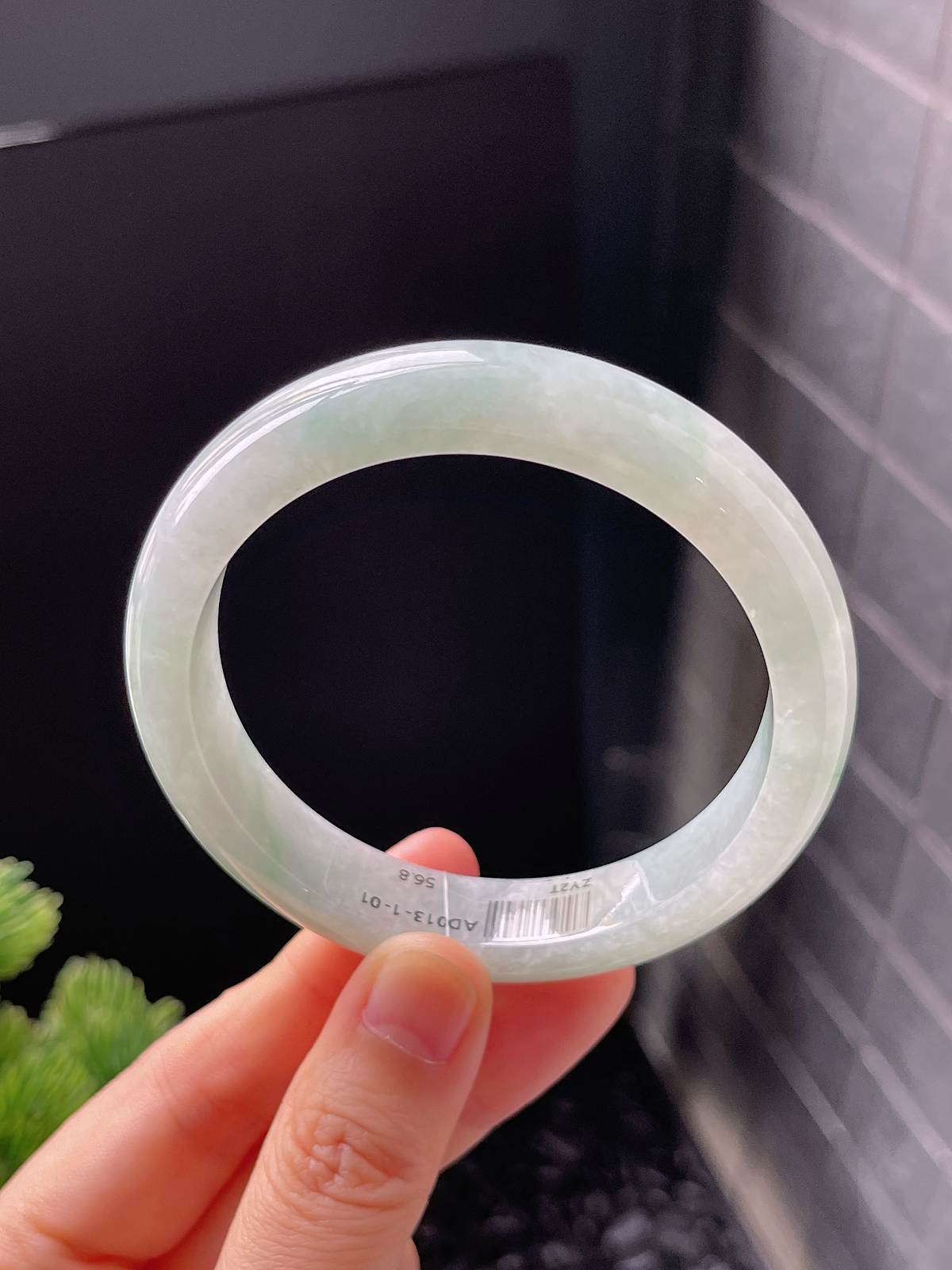 正圈56.8圈口，翡翠糯化种淡绿色手镯