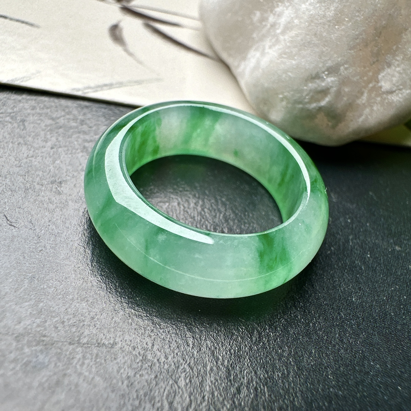 【冰种飘绿戒圈】难得的冰润度，难得的好颜色，韵味十足，古色古香。也可当甜甜圈佩戴