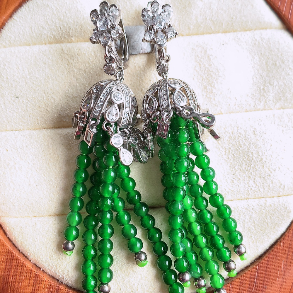 冰满绿翡翠925银镶嵌耳钉，自然光实拍，翠色灵动，颜色漂亮，种老水足，品相佳，佩戴佳品！W481.21  取一整体尺寸：62-12mm  裸石尺寸：3mm