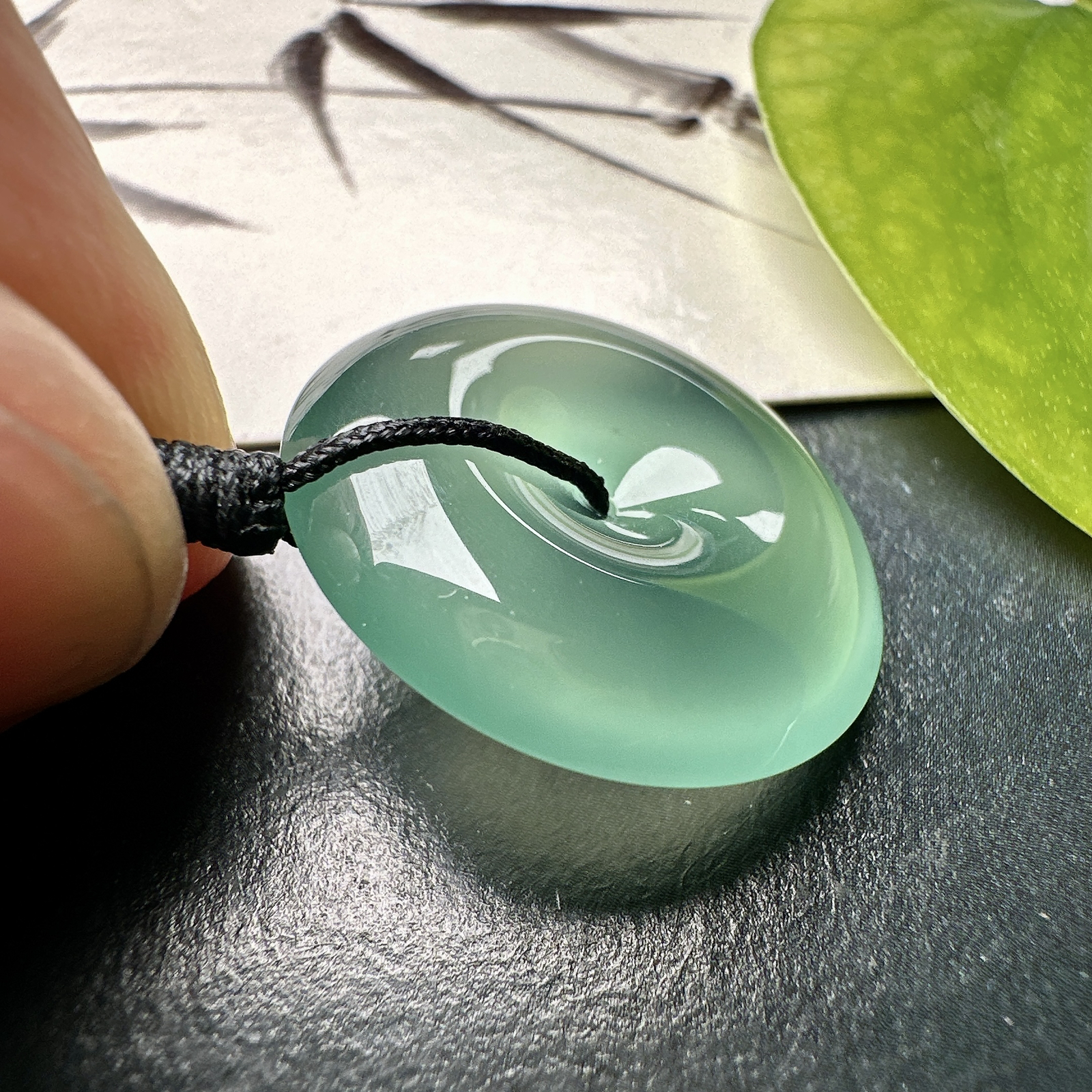 【冰种晴绿平安扣】质地细腻，品质很好，冰感十足，胶感明显，收藏品质