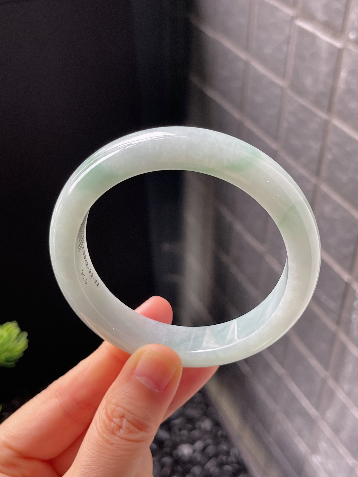 正圈56.8圈口，翡翠糯化种飘绿手镯