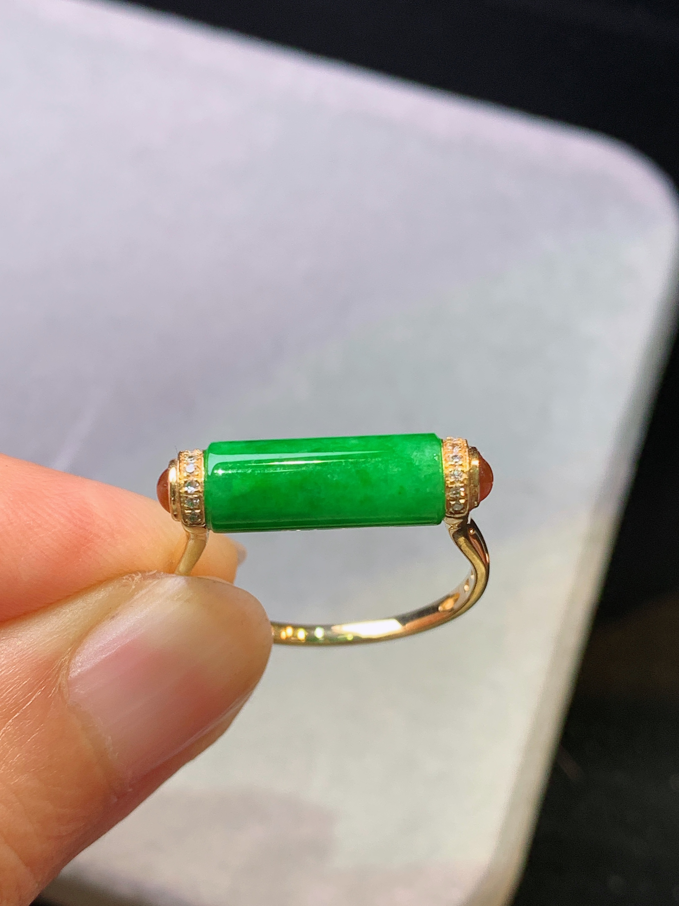 18k金钻镶嵌翠绿圆柱戒指 玉质细腻 色泽艳丽清新 水润亮眼 圈口14.5 整体尺寸5.2*12.6b1