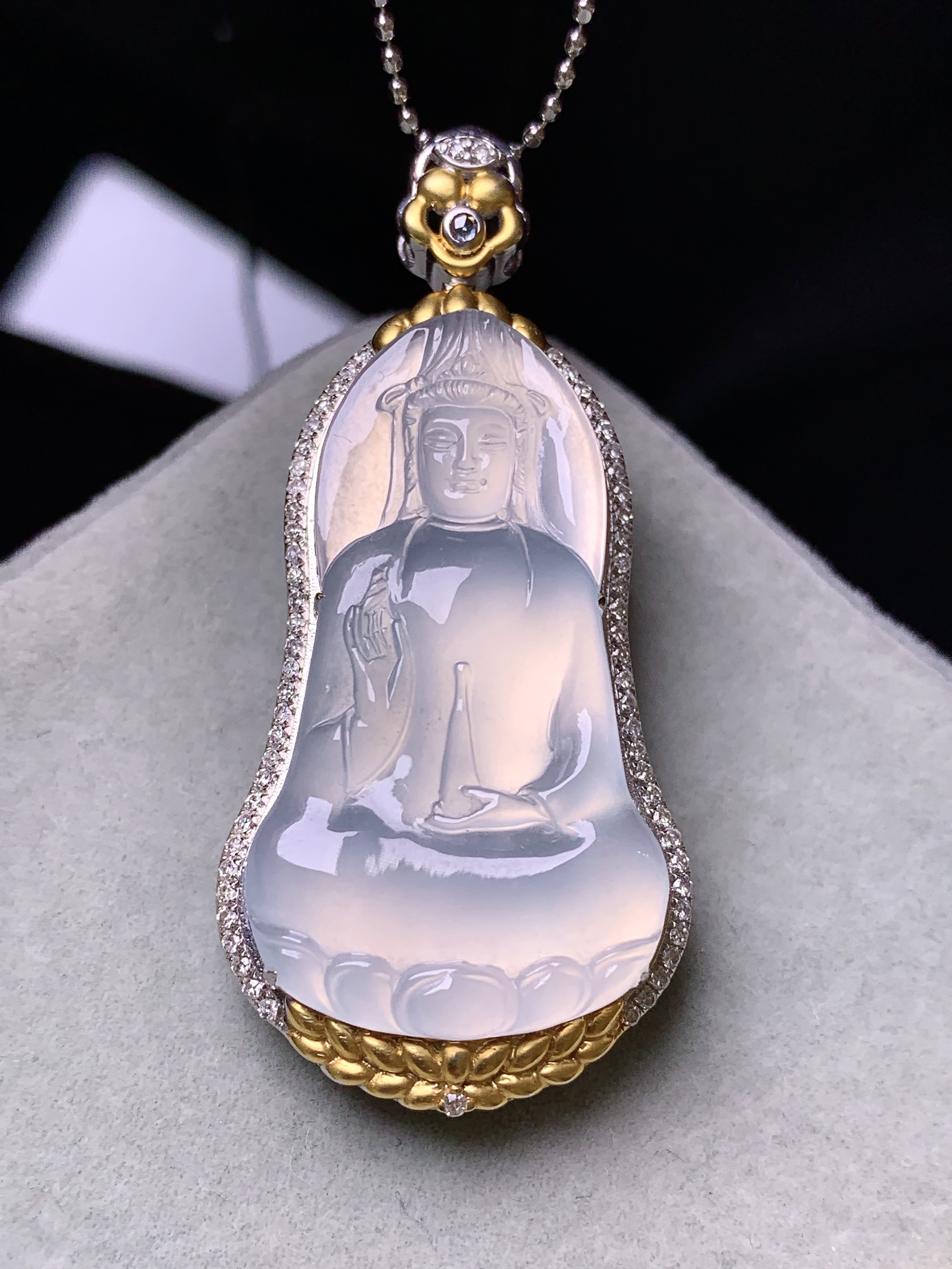 18k金钻镶嵌冰种观音菩萨吊坠 玉质细腻 色泽艳丽清新 水润亮眼 整体尺寸47.5*25.5*9y4