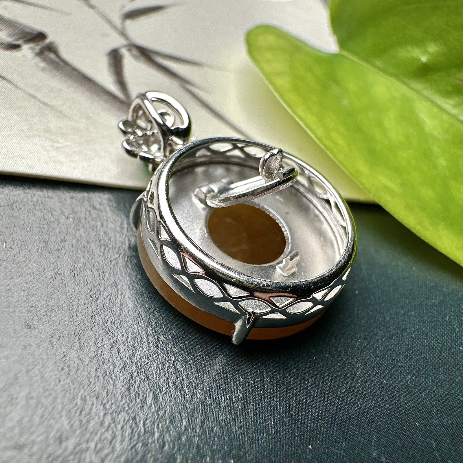 【冰种黄翡圆无事牌吊坠】质地细腻，冰润通透，晶莹闪亮。收藏品质，18k金钻镶嵌，裸石尺寸16.3*3.4毫米