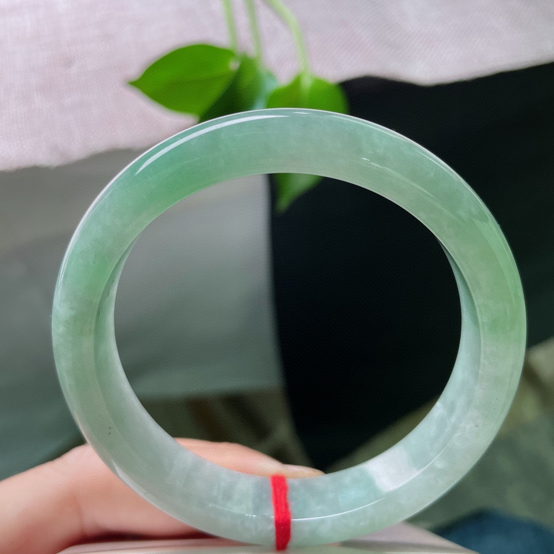 57/11.9/7.6，绿底正圈，水润，上手减龄，显气质，完美。