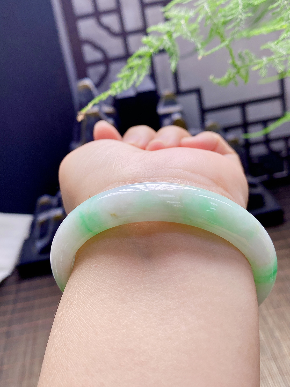 56-57圈可戴。翡翠的浪漫，藏在这抹天然翠色里。干净的白底，灵动的飘绿，上手不张扬，却自带东方雅致，日常戴不挑穿搭，是能陪你很久的平安与美好。