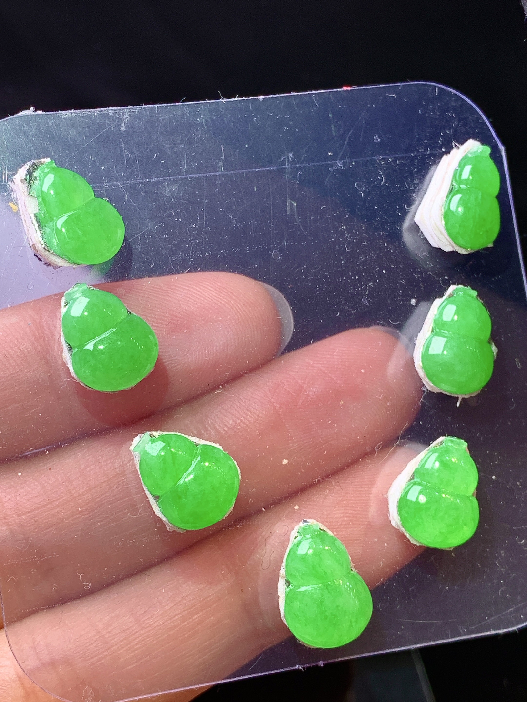 镶嵌款 翠绿葫芦一手 玉质细腻 色泽艳丽清新 水润亮眼 整体尺寸11.5*8.5*3j3