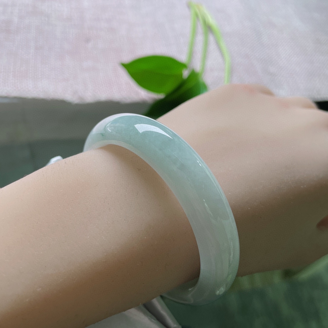 52.1/12.8/7.5。淡绿底正圈，水润细腻，清雅气质，温柔大方。无纹裂