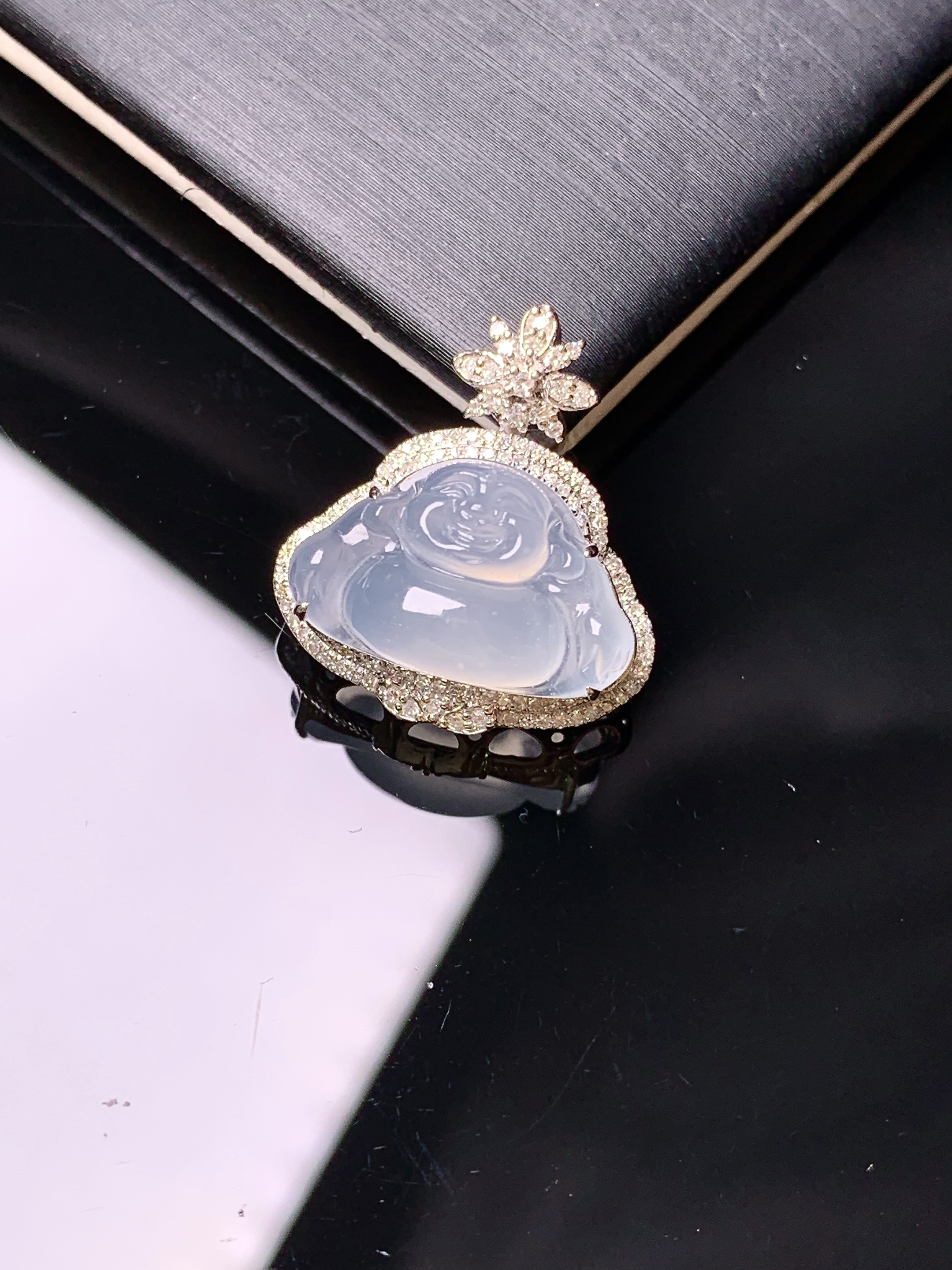 18k金钻镶嵌冰种佛公吊坠 玉质细腻 色泽艳丽清新 水润亮眼 整体尺寸20.8*18.8*8.8y4