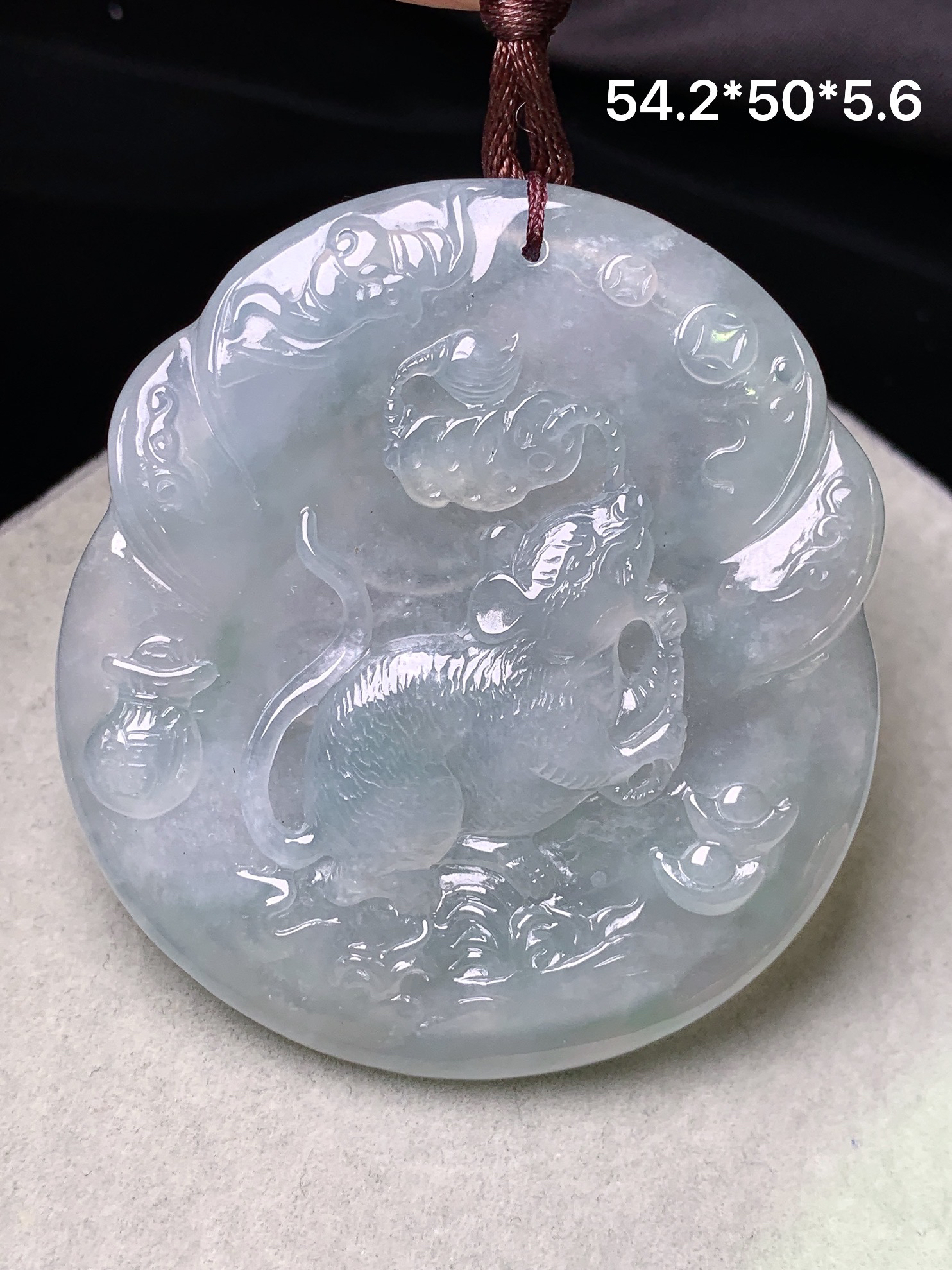 生肖鼠牌子吊坠 玉质细腻 色泽艳丽清新 水润亮眼 整体尺寸54.2*50*5.6b