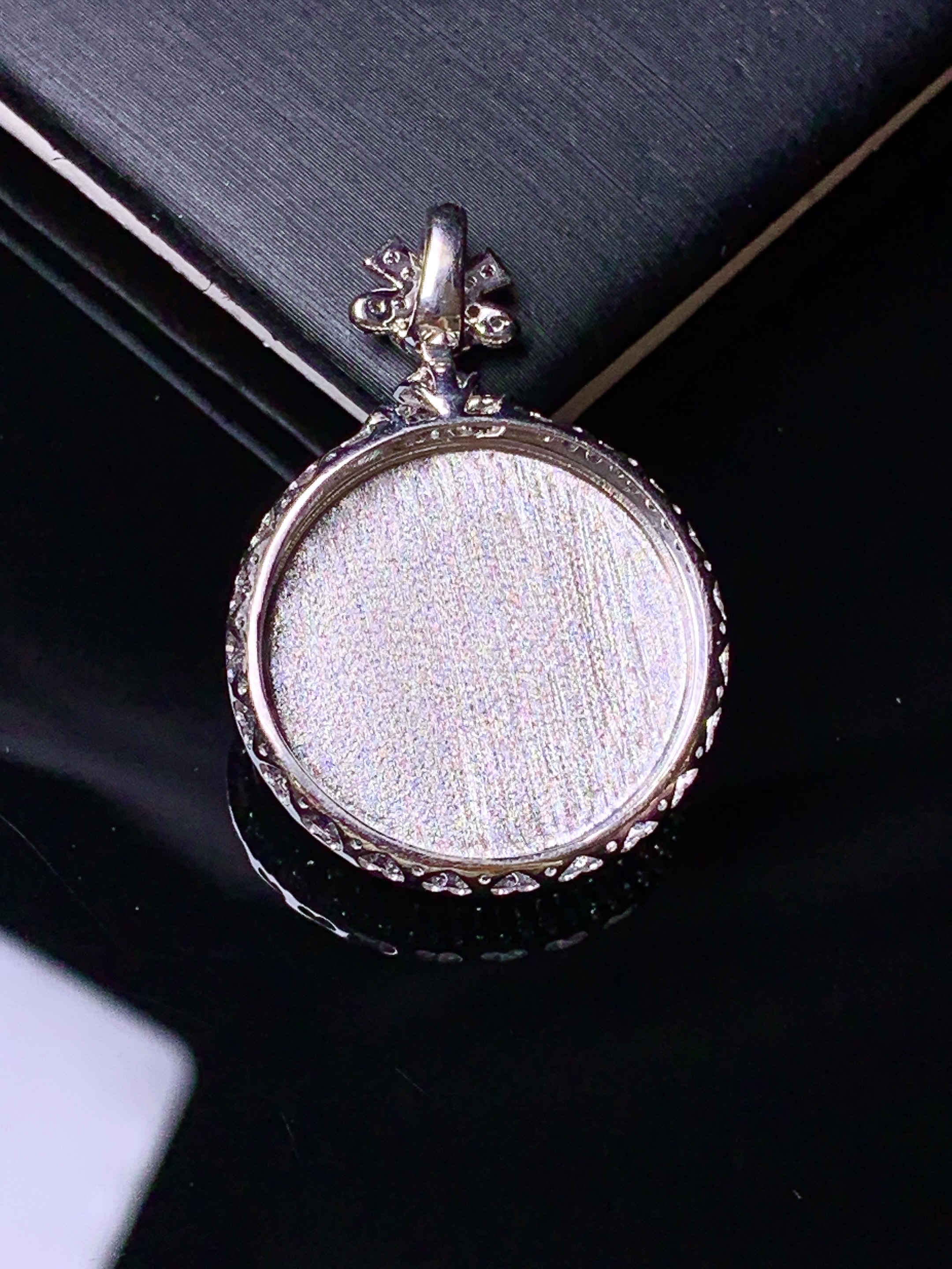 18k金钻镶嵌翠绿平安扣吊坠 玉质细腻 色泽艳丽清新 水润亮眼 整体尺寸29.6*20.6*5.6f3