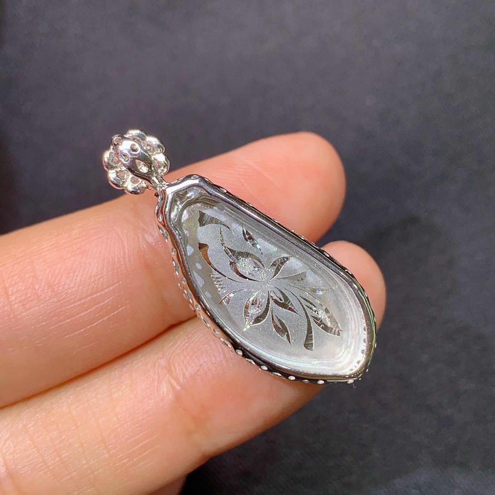 冰阳绿福瓜吊坠，18k金镶嵌，冰润色阳，玉质细腻，种水足，Yh1 尺寸31.8*12.5*7.3