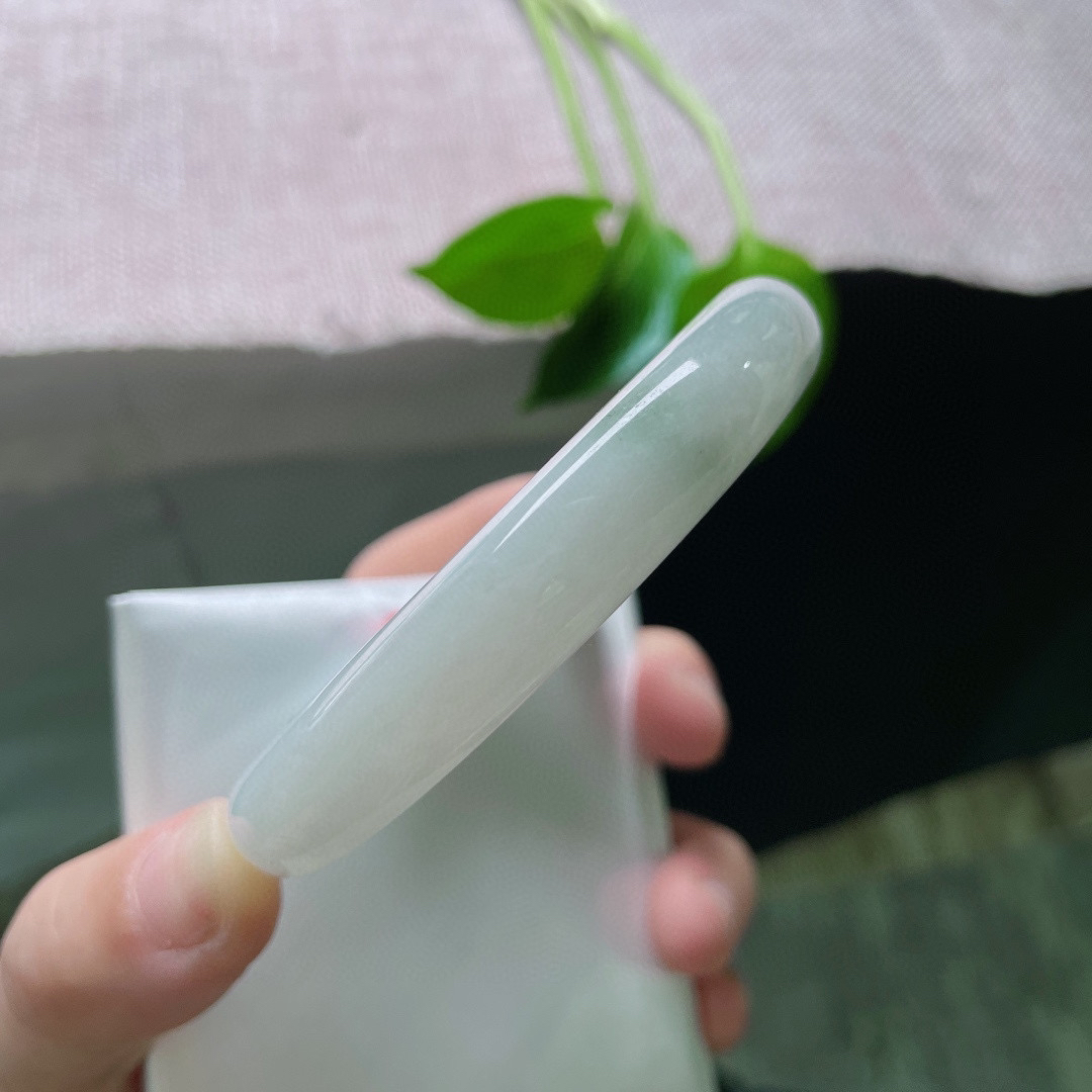 60/11.6/8.4，淡绿底正圈，大圈口，水头好，质地温润细腻，干净，棉线，