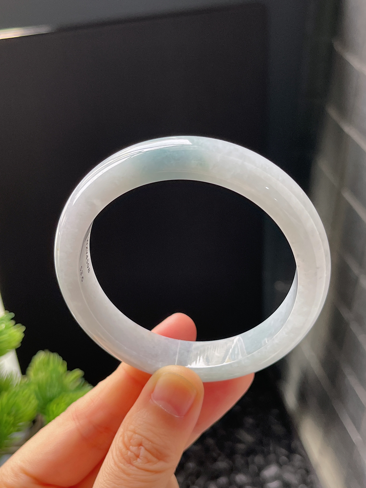 正圈53.6圈口，翡翠糯化种淡蓝色手镯