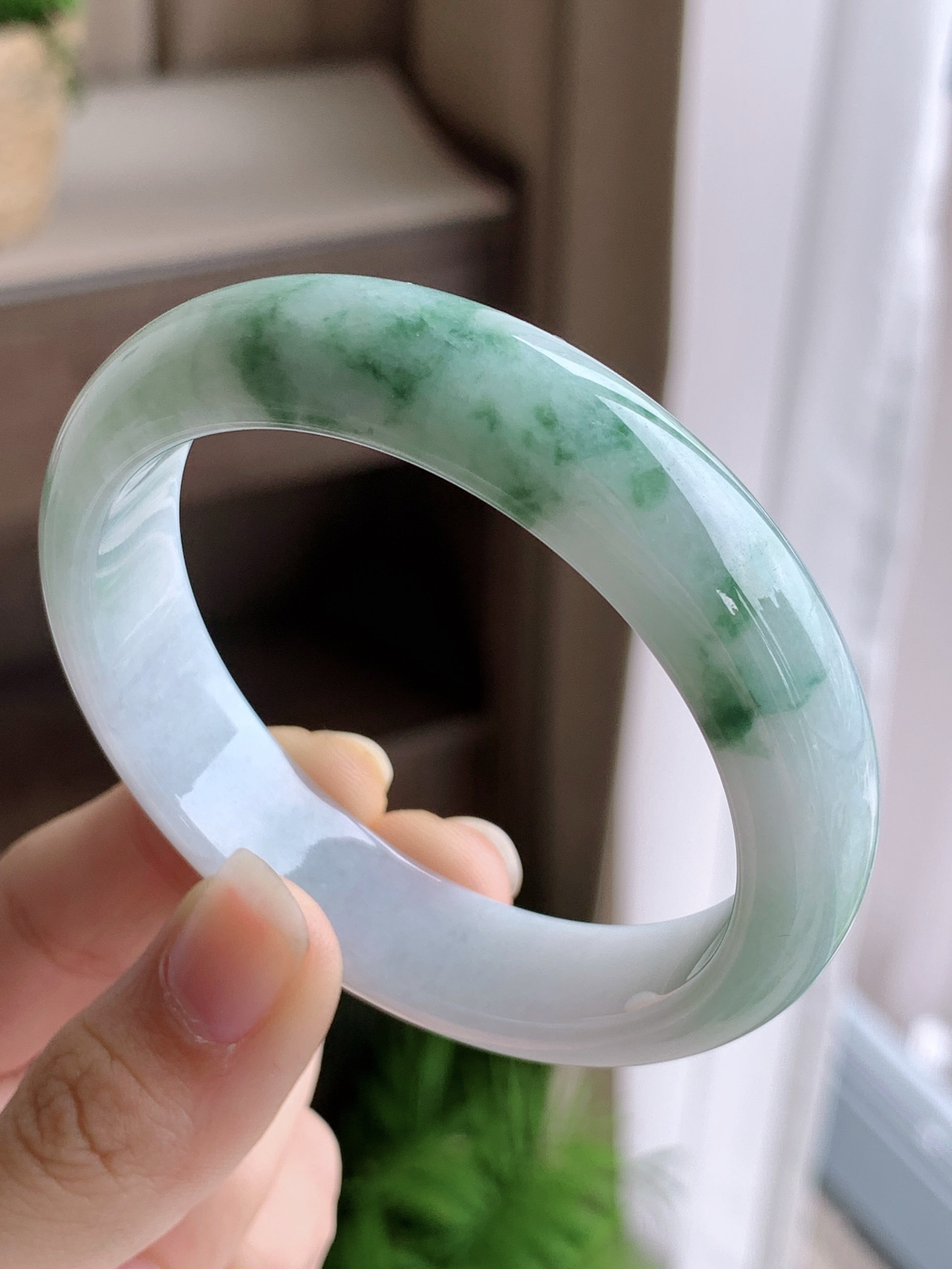 【手镯】正圈 圈口 54 55
【尺寸】55.1-13.2-7.3
【说明】冰飘花 烟雨江南 种老细腻 缅甸A货翡翠 完美