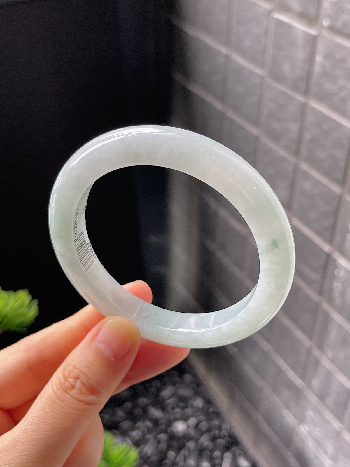 正圈55圈口，翡翠糯化种淡绿色手镯