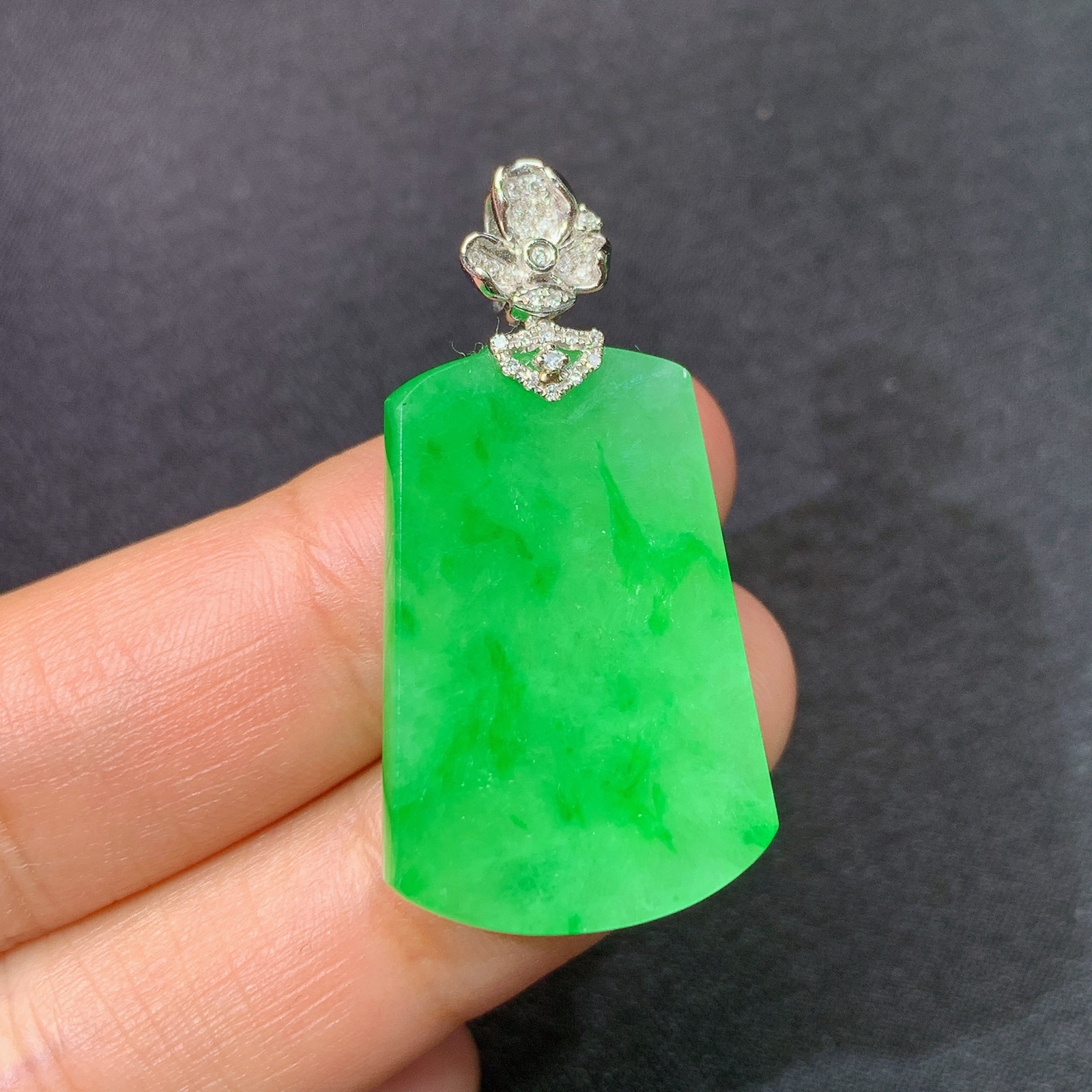 阳绿无事牌吊坠，18k金镶嵌，冰润色阳，种水足，Xyg 尺寸36.3*18.8*3.6