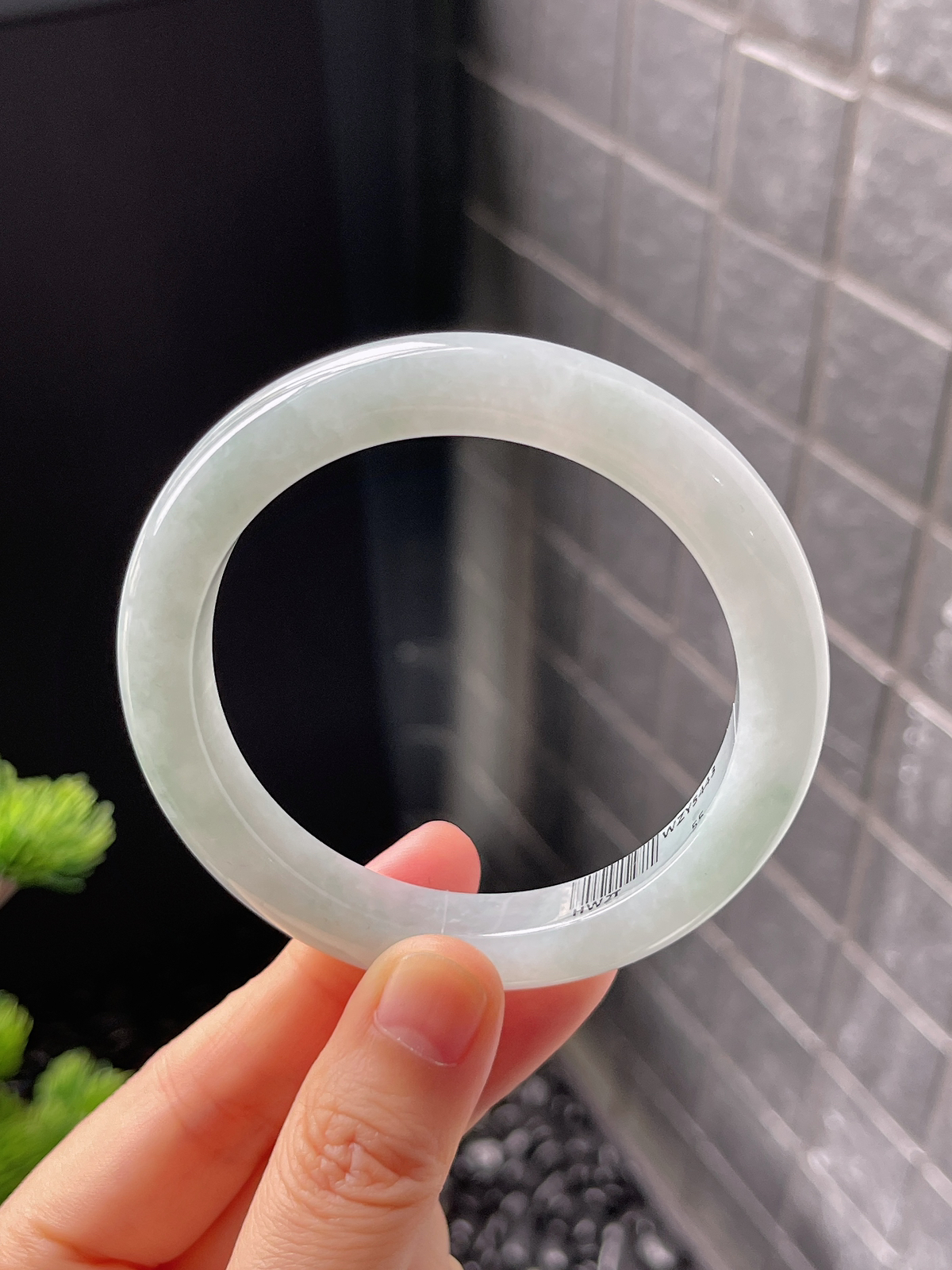 正圈55圈口，翡翠糯化种淡绿色手镯