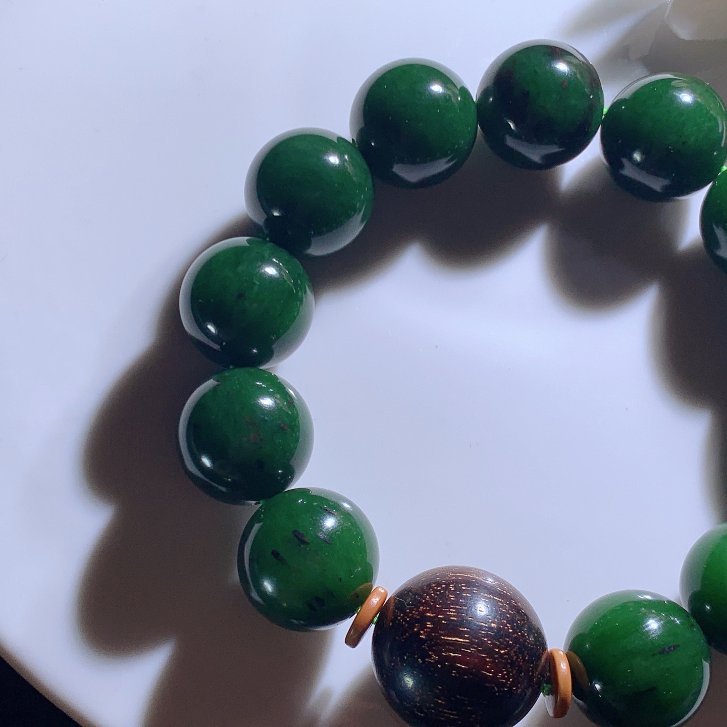 和田玉七号矿红皮料菠菜绿俄罗斯碧玉圆珠手串。单颗尺寸17重100.5克 玉质细腻油润 底色纯净 脂粉好，品质好。lt260323