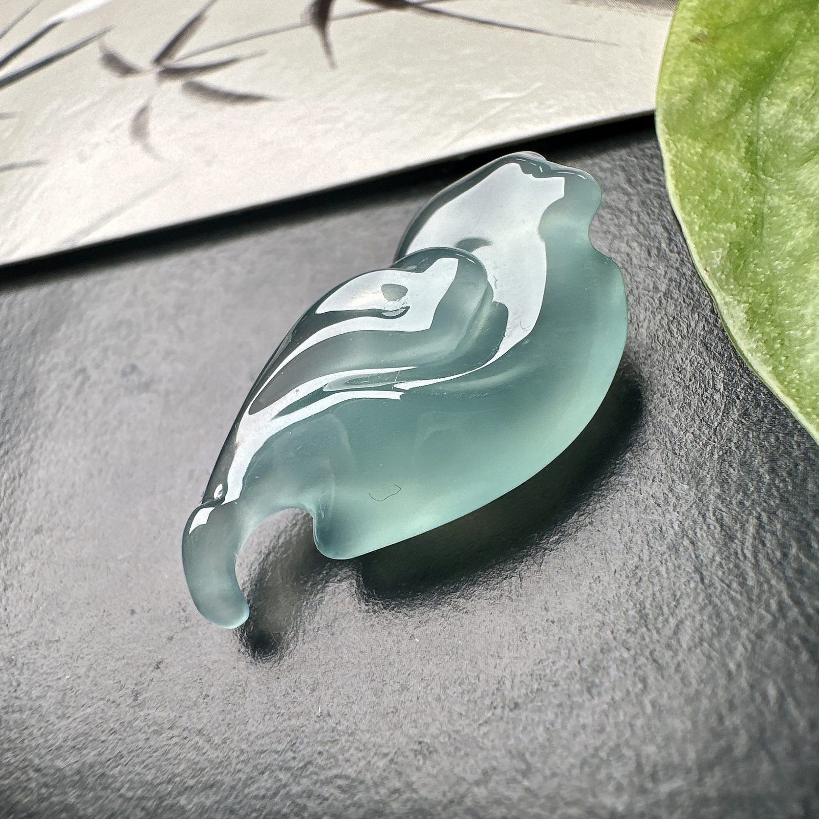 【冰种天空蓝随形裸石】随形银杏叶，质地非常细腻干净，冰润十足，种老冰透，收藏品质