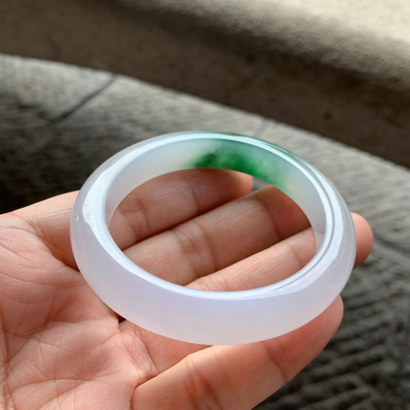 飘绿花正圈手镯尺寸52.5*10.5*8.5 种质细腻，底子白皙，胶胶润润，绿花浓郁鲜活，上手贵气