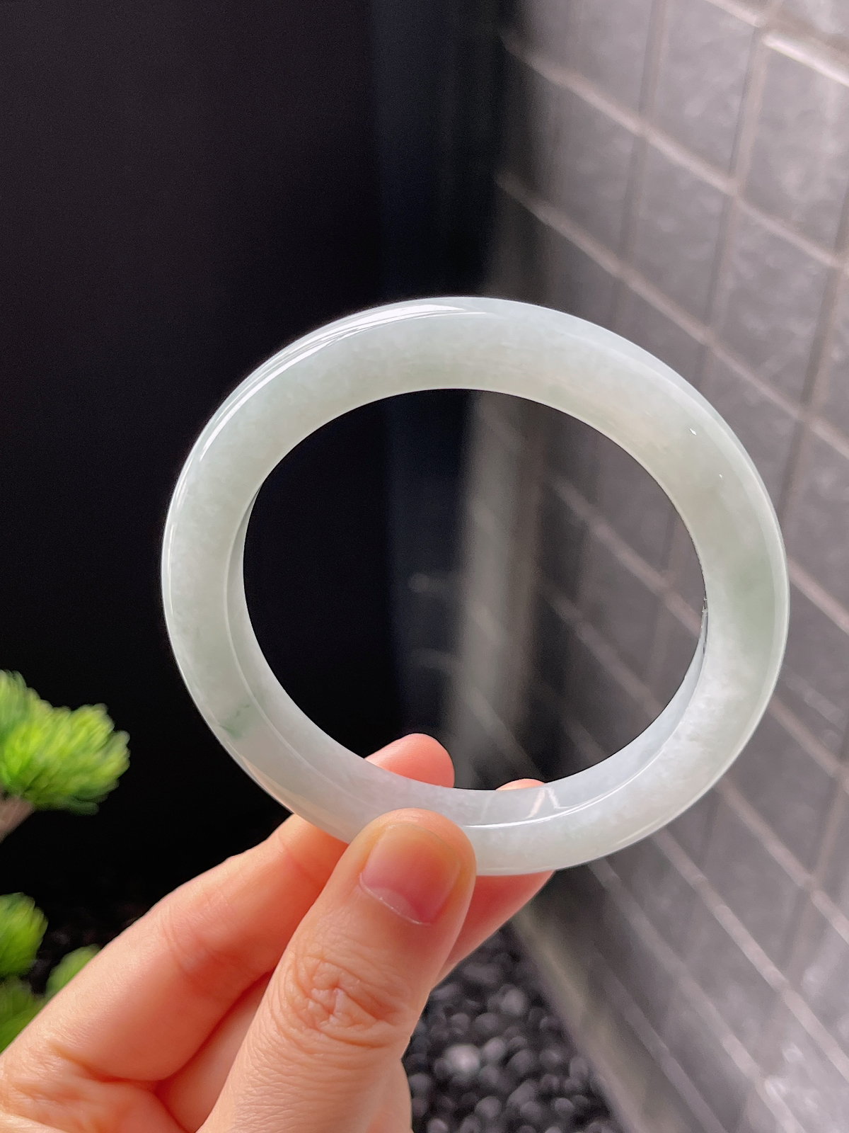 正圈55圈口，翡翠糯化种淡绿色手镯