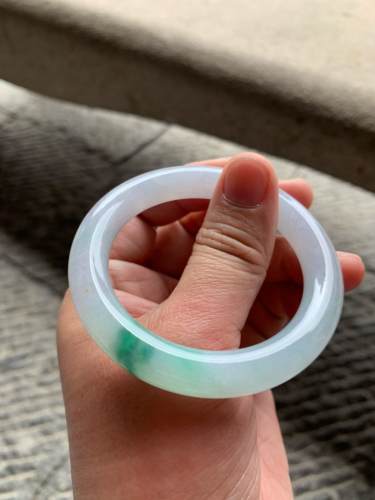 春彩圆条手镯尺寸51.5*10*10 糯化底子细腻如凝脂，淡紫底晕染着一抹鲜活绿花，像春日里的薄雾与新芽，上手温润，古典韵味拉满！