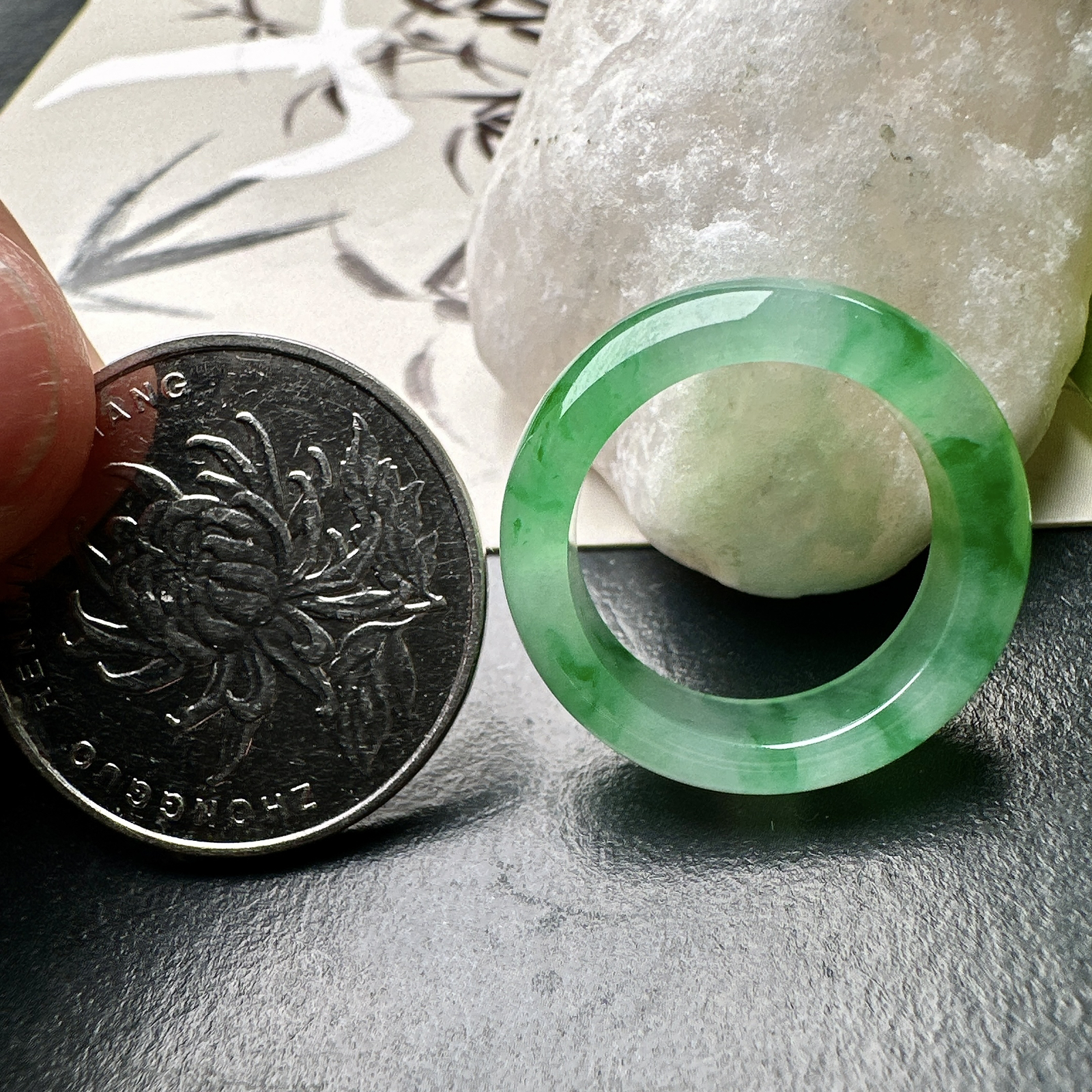 【冰种飘绿戒圈】难得的冰润度，难得的好颜色，韵味十足，古色古香。也可当甜甜圈佩戴