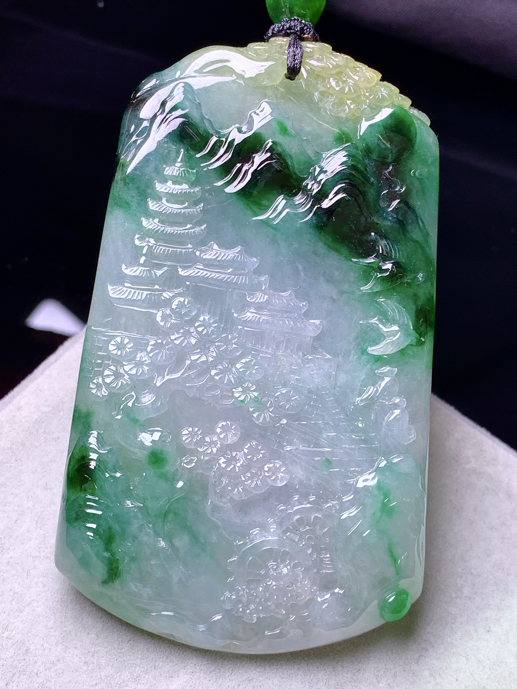 飘绿山水牌子吊坠 玉质细腻 色泽艳丽清新 水润亮眼 整体尺寸68.8*41.3*7.2L1