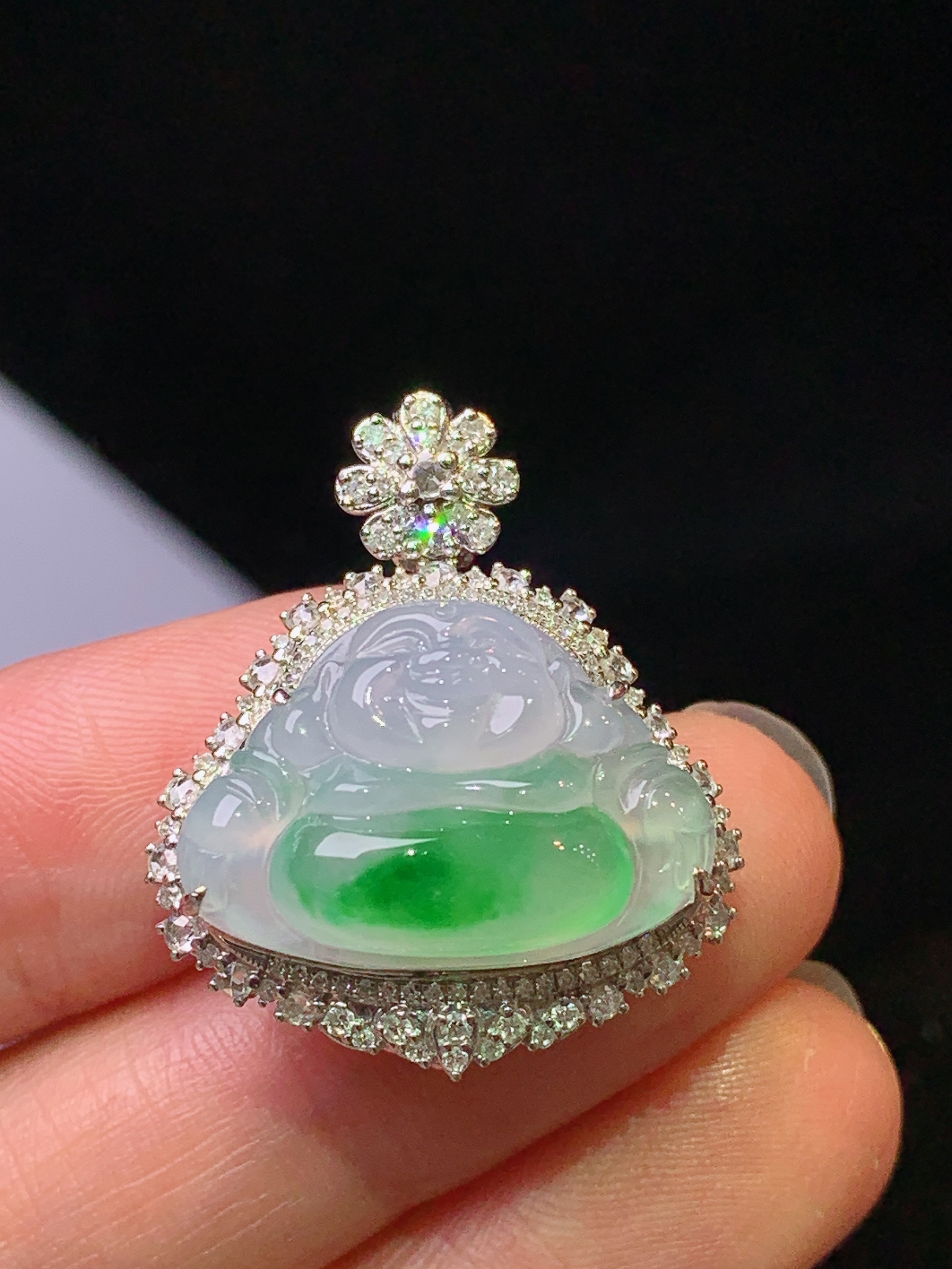 18k金钻镶嵌飘绿佛公吊坠 玉质细腻 色泽艳丽清新 水润亮眼 整体尺寸27.6*23.3*13y4