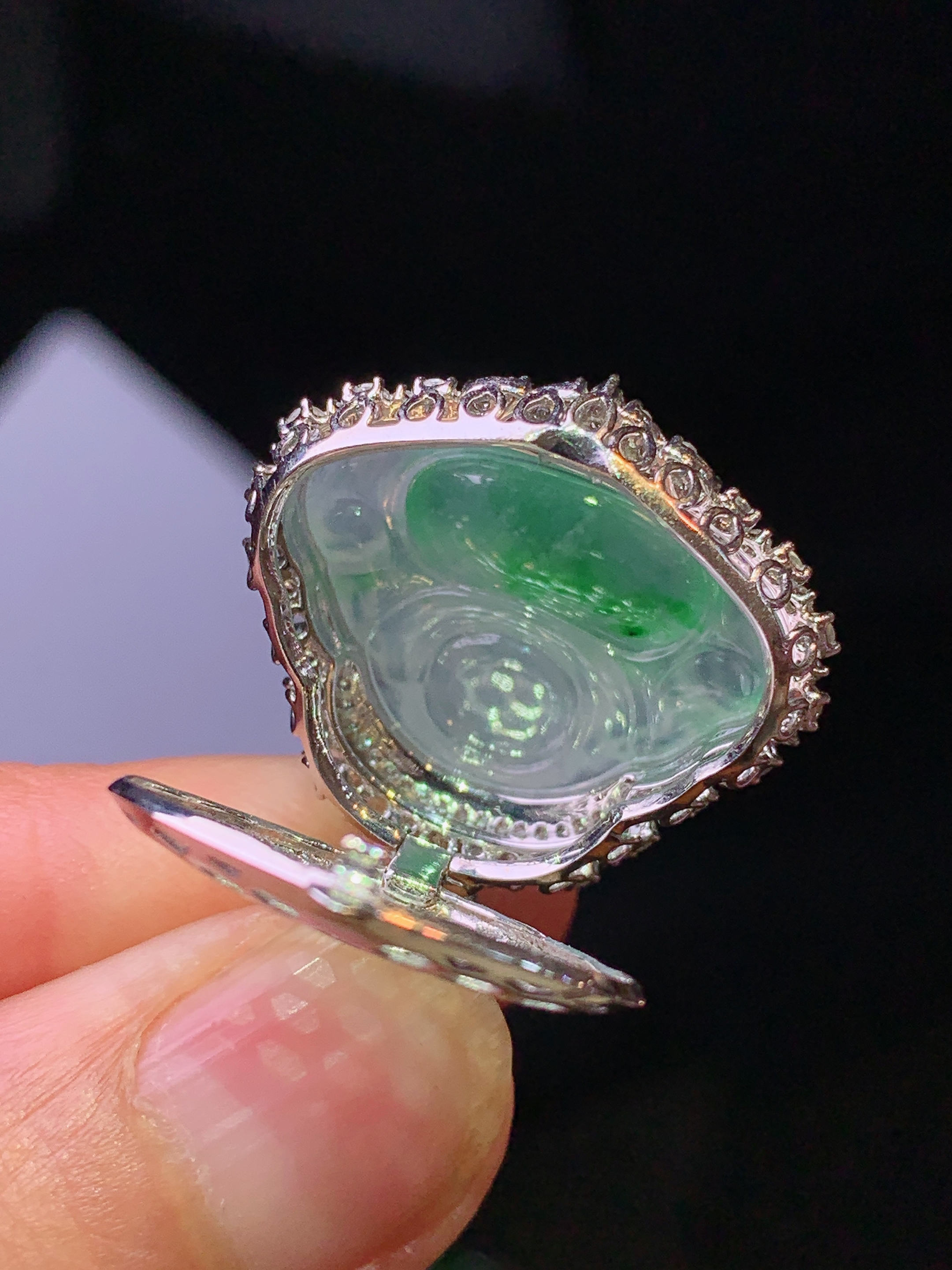 18k金钻镶嵌飘绿佛公吊坠 玉质细腻 色泽艳丽清新 水润亮眼 整体尺寸27.6*23.3*13y4