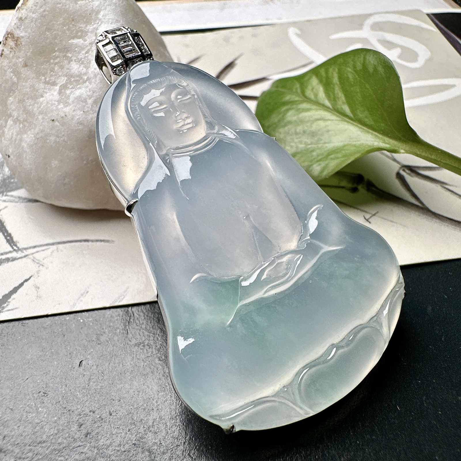 【冰种飘花素衣观音】质地细腻，通透度上佳，冰感十足，适合佩戴，收藏品质，18k金钻镶嵌，裸石尺寸54.5*37.6*4.8毫米