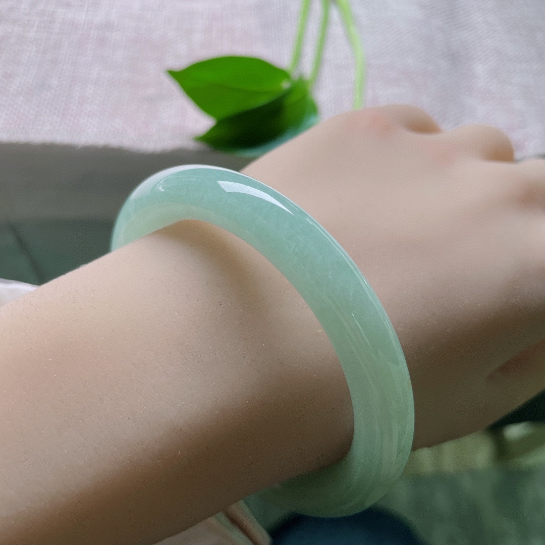 55/9.8。晴绿圆条手镯，无暇