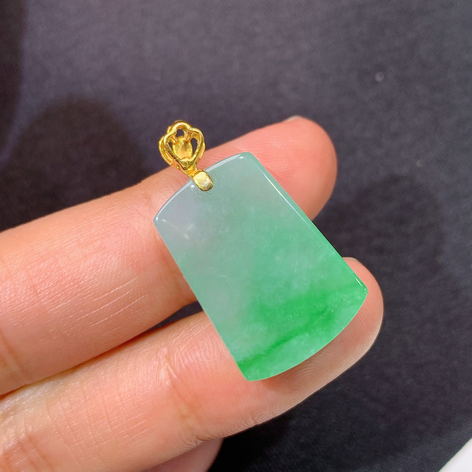 飘绿无事牌吊坠，18k金镶嵌，冰润细腻，种水足，Xyg 尺寸20.5*15.2*5.6