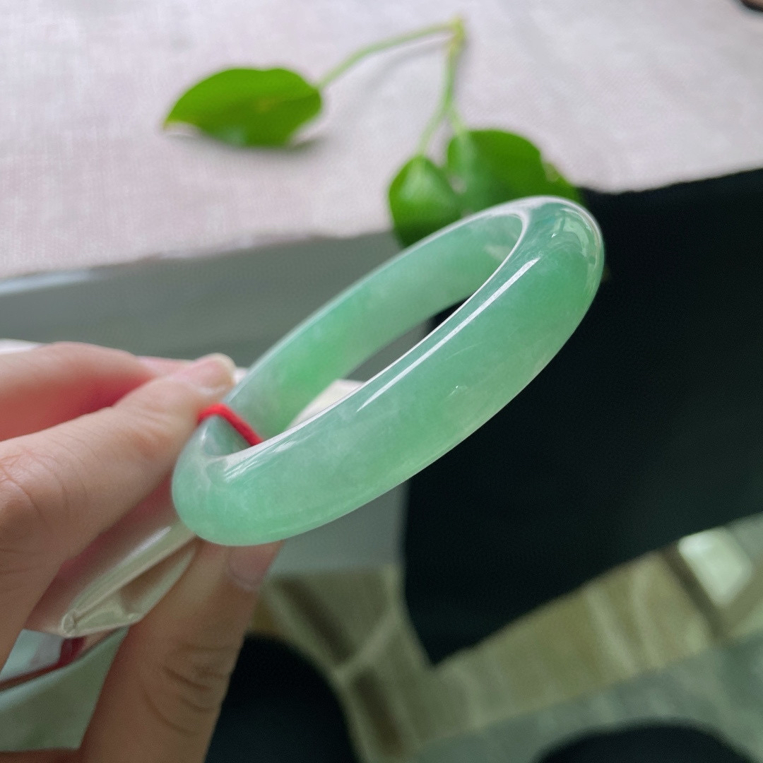 54.4/11.6/8.4，绿底正圈，满绿凝翠，一身贵气，低调却藏不住质感。棉线