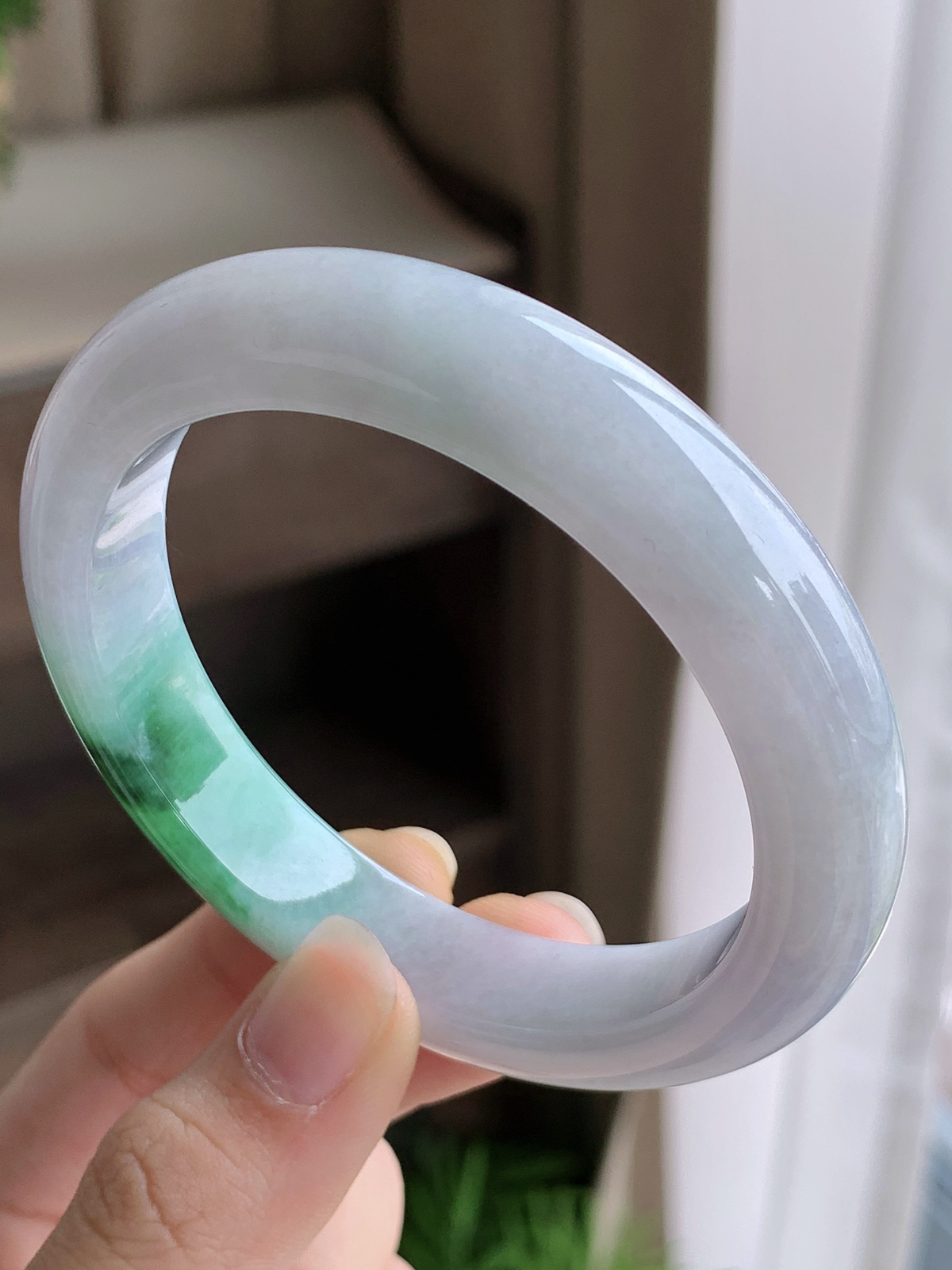 【手镯】正圈 圈口 57 58
【尺寸】58.2-12.6-10
【说明】飘绿花 冰飘花 腕间水墨 种老细腻 缅甸A货翡翠 有小细纹