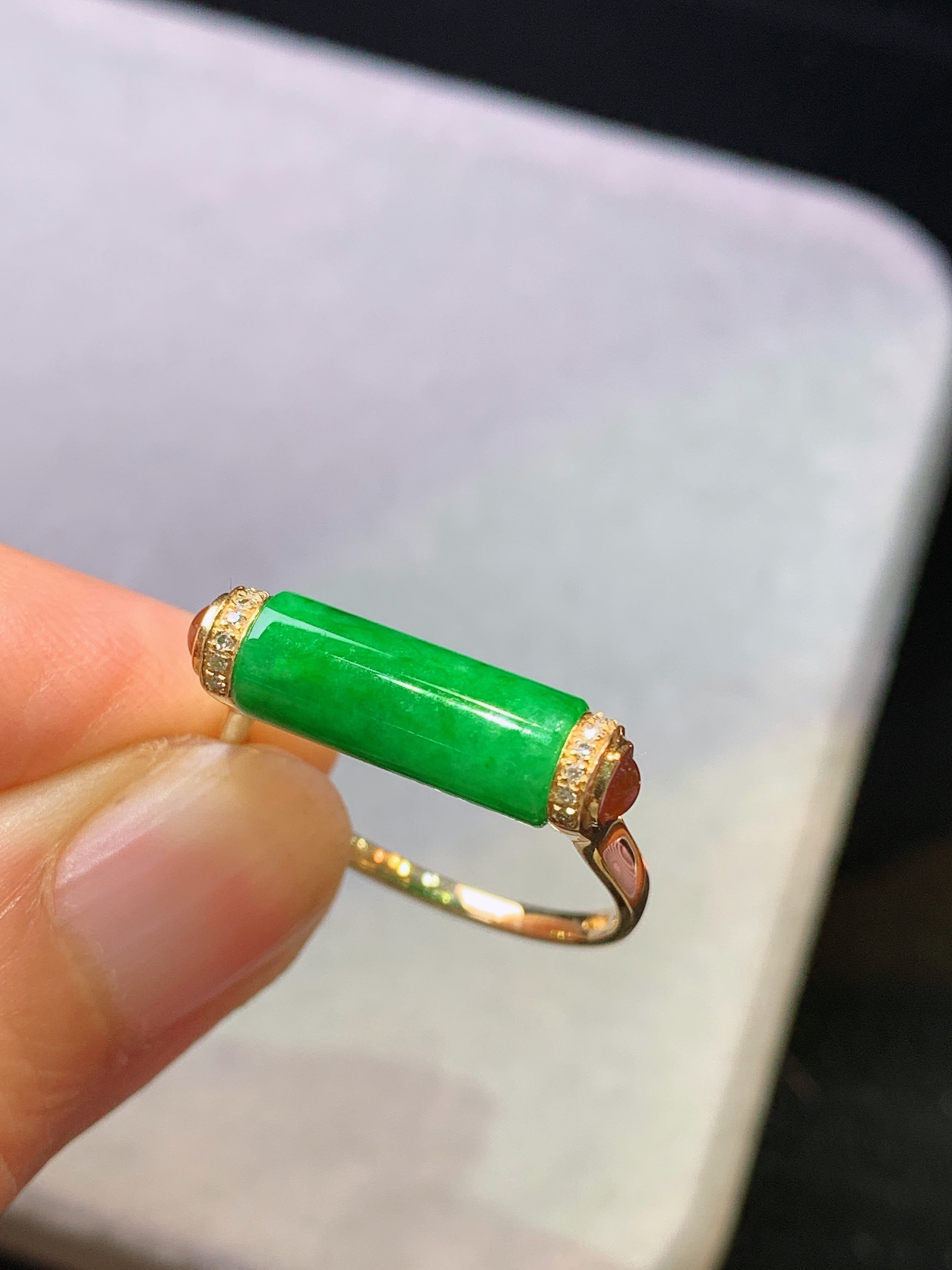 18k金钻镶嵌翠绿圆柱戒指 玉质细腻 色泽艳丽清新 水润亮眼 圈口14.5 整体尺寸5.2*12.6b1