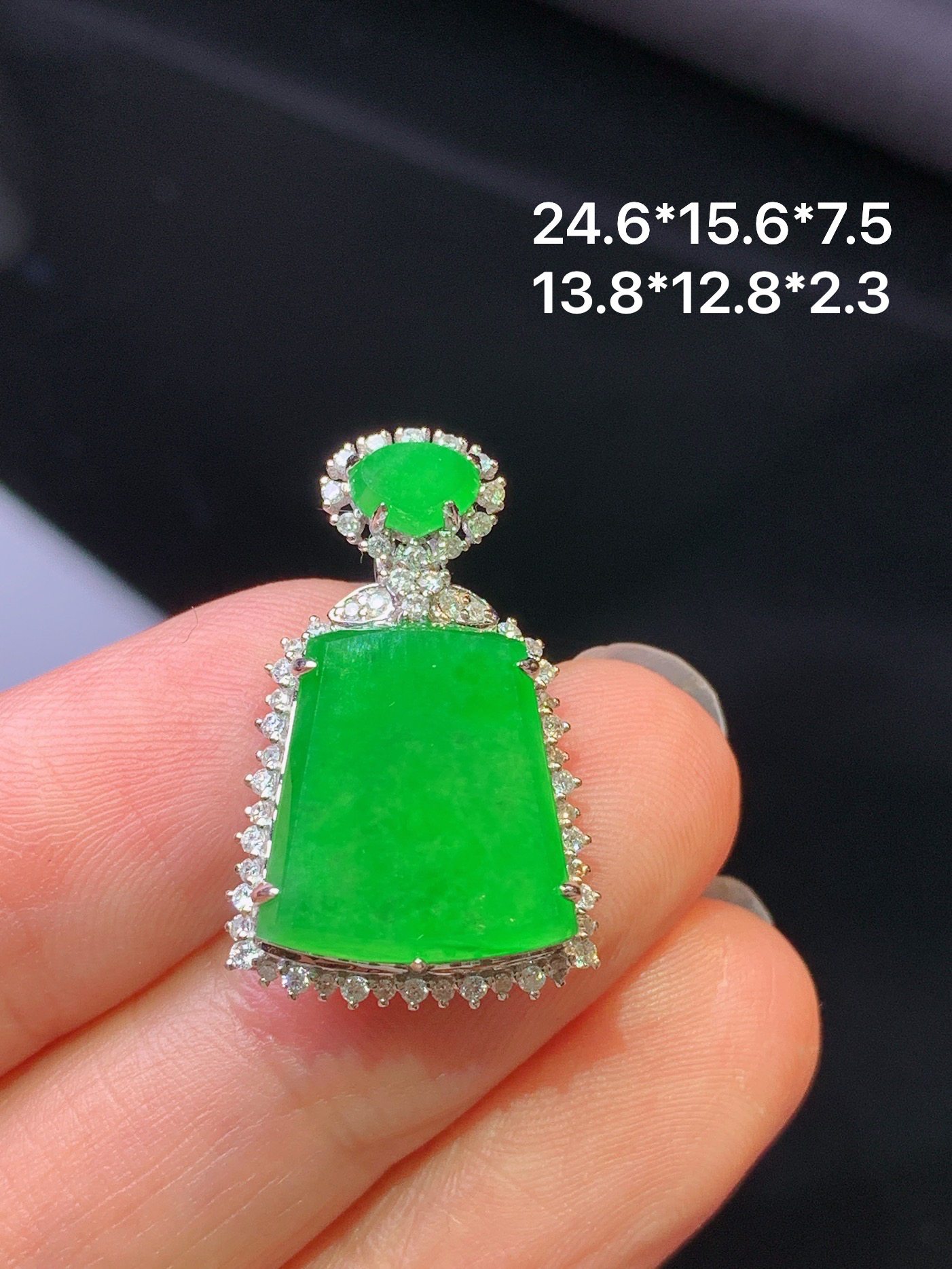 18k金钻镶嵌翠绿无事牌吊坠 玉质细腻 色泽艳丽清新 水润亮眼 整体尺寸24.6*15.6*7.5f1