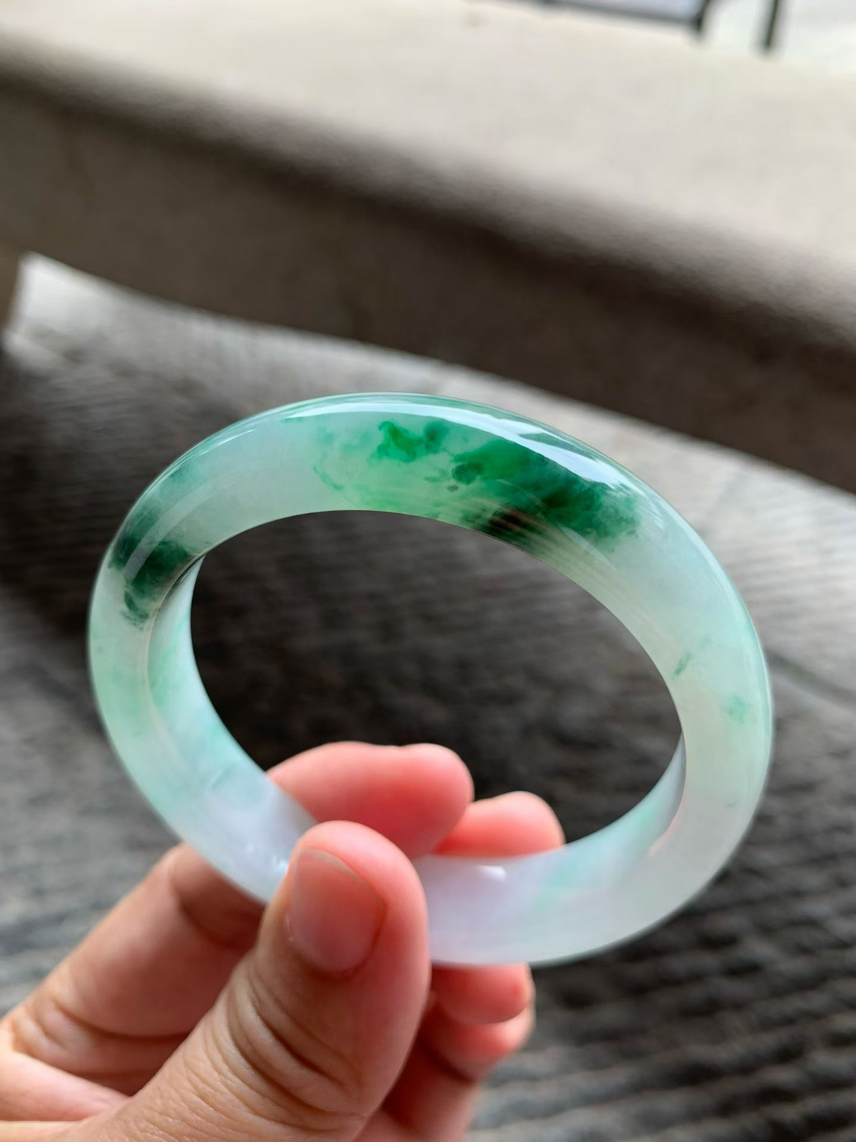 飘绿花正圈手镯尺寸55.5*13*8 种质细腻，温润柔和，底子清爽，绿花浓淡相宜，低调又显贵！