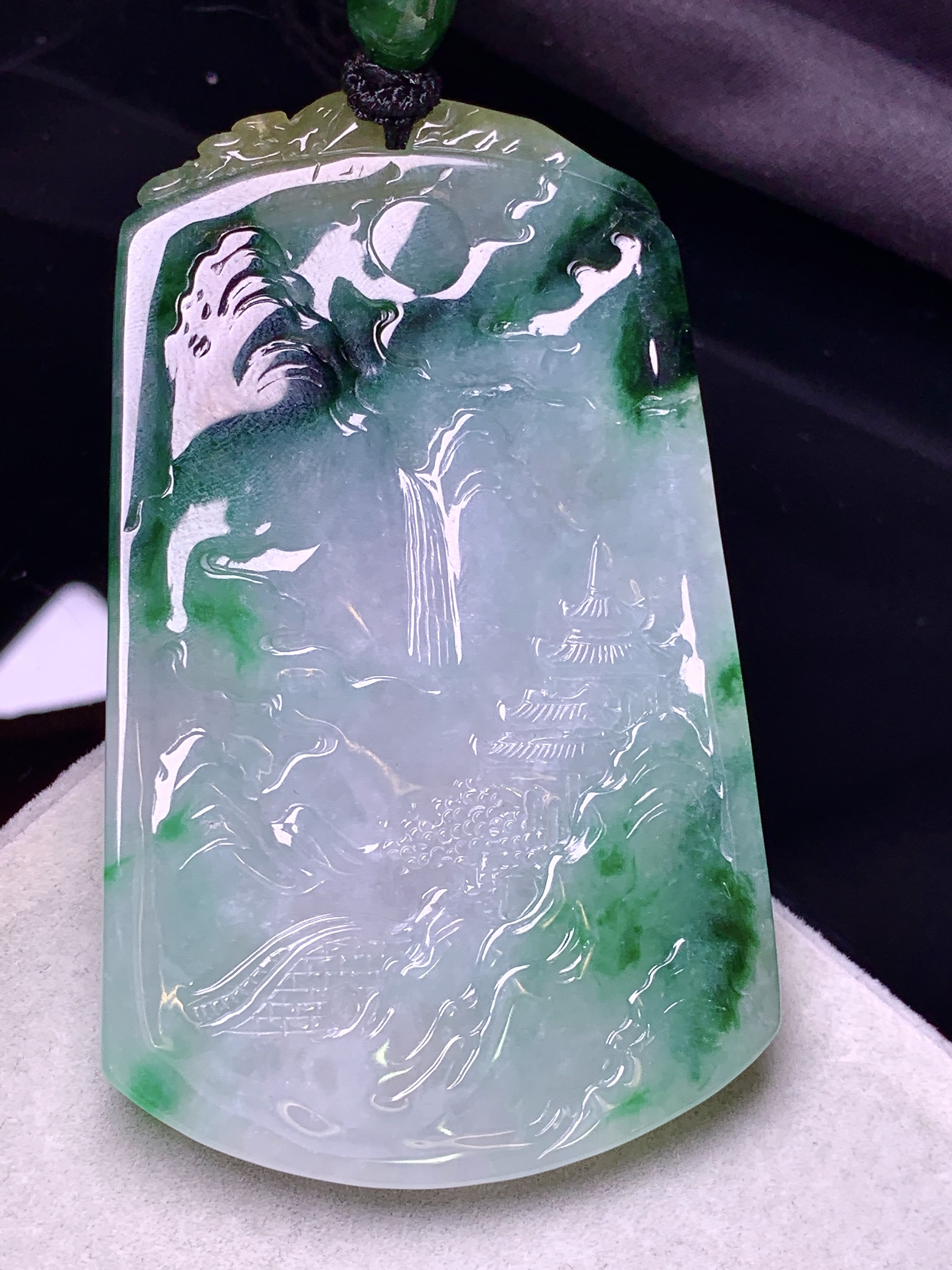 飘绿山水牌子吊坠 玉质细腻 色泽艳丽清新 水润亮眼 整体尺寸68.8*41.3*7.2L1