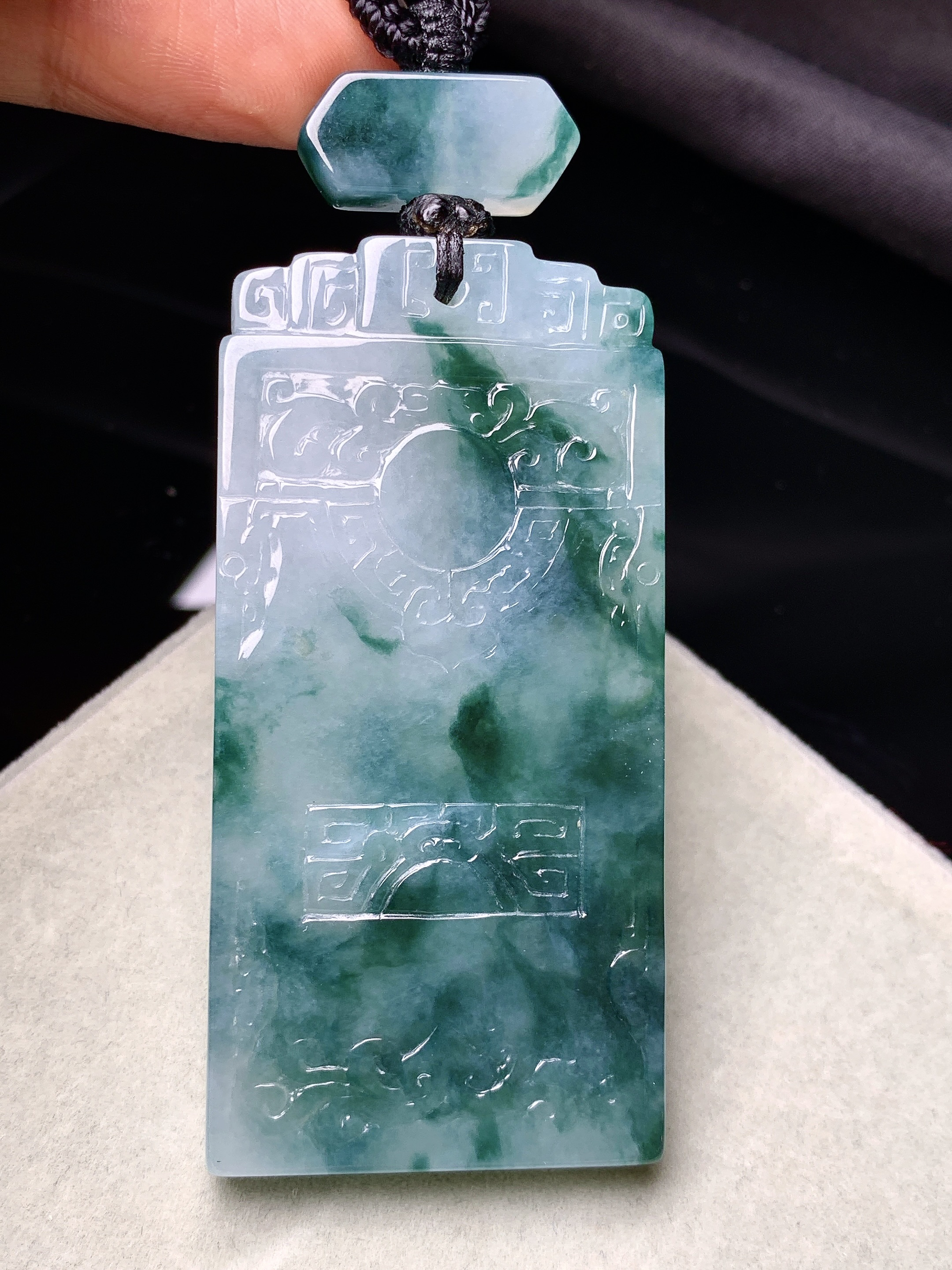 飘绿无事牌吊坠 玉质细腻 色泽艳丽清新 水润亮眼 整体尺寸61.6*30*5.8L1