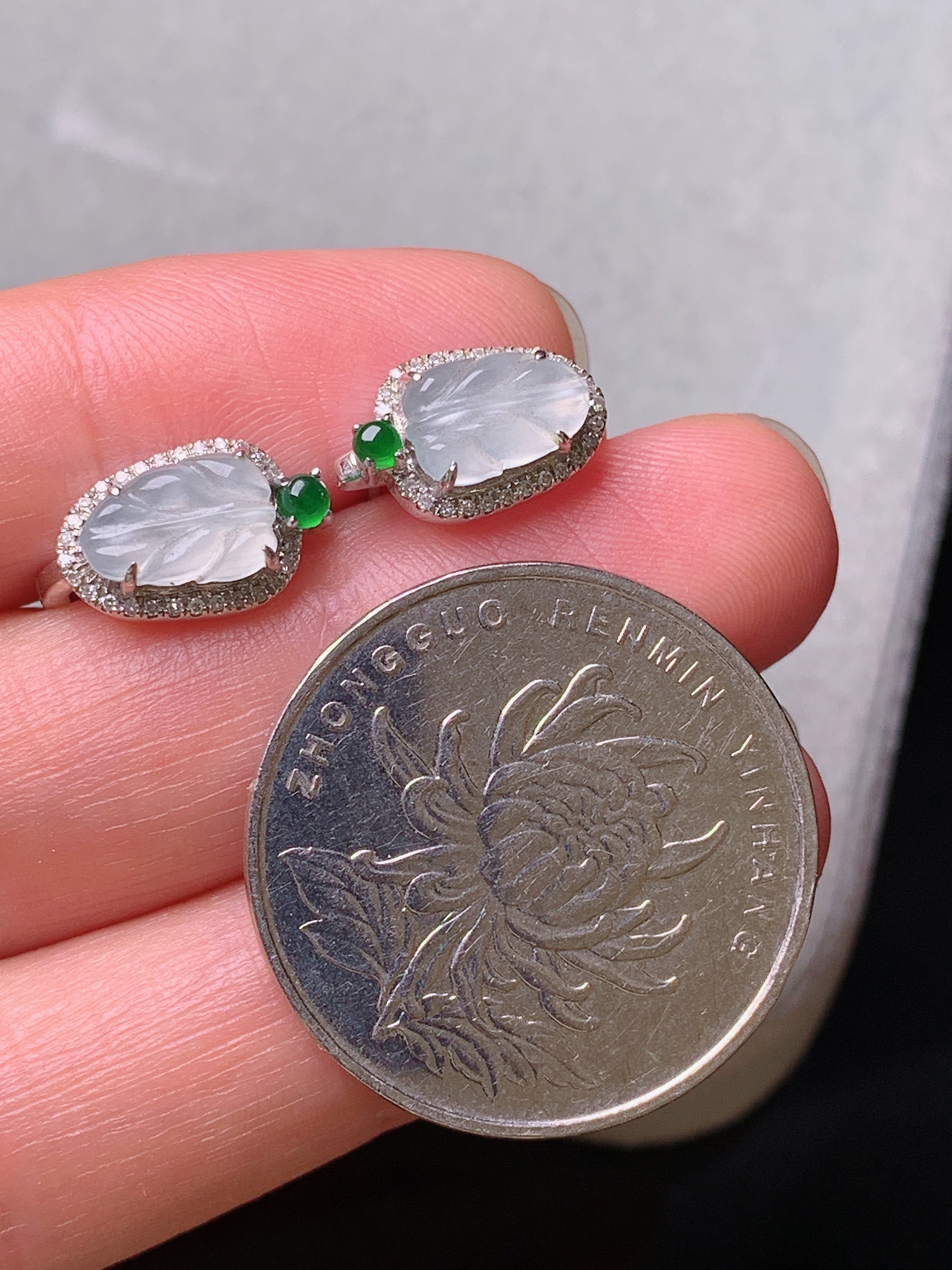 18k金钻镶嵌冰种树叶耳钉 玉质细腻 色泽艳丽清新 水润亮眼 整体尺寸12*7.7*4.3f3