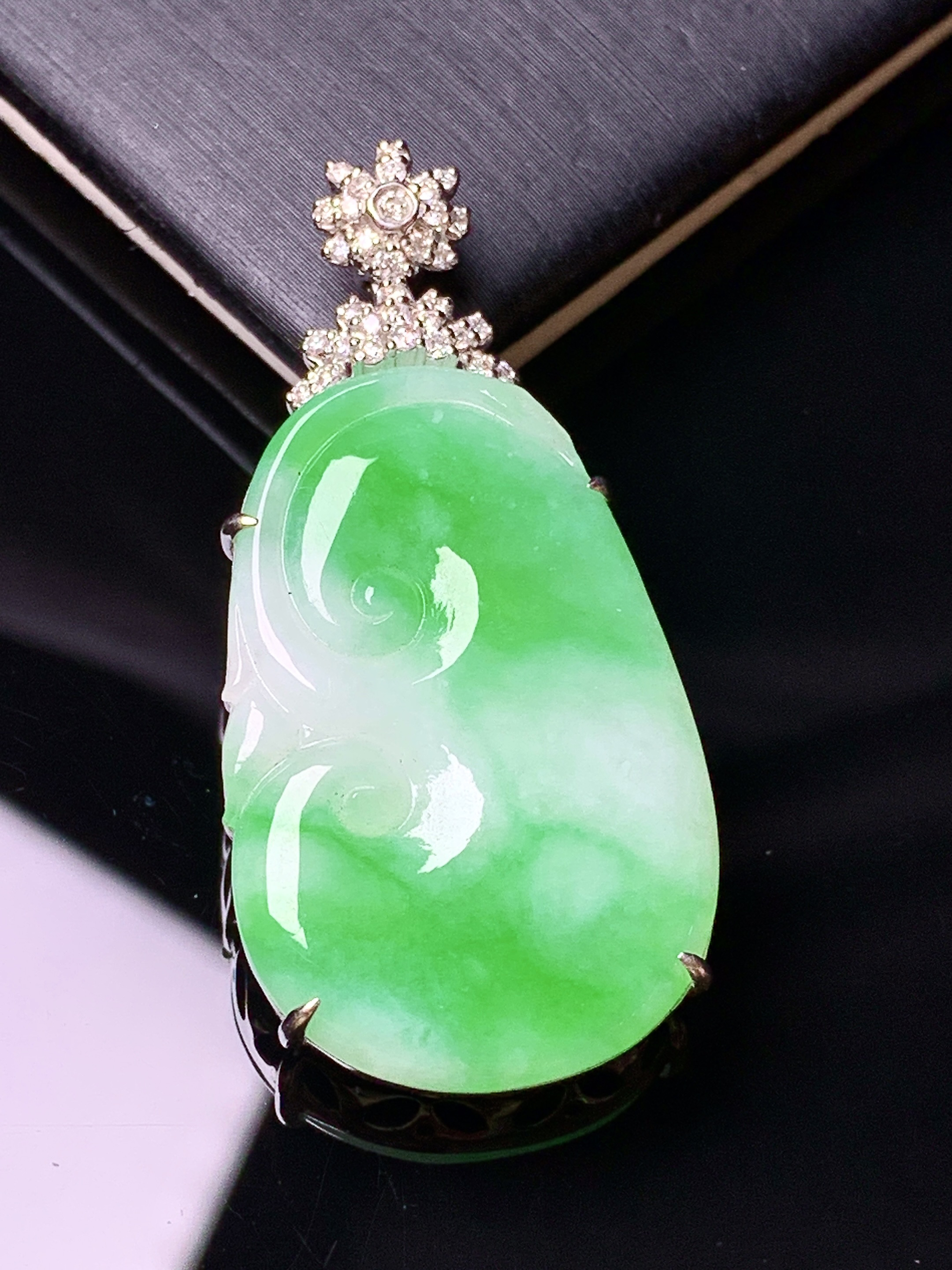 18k金钻镶嵌飘绿如意吊坠 玉质细腻 色泽艳丽清新 水润亮眼 整体尺寸39.5*19.2*5.3zy