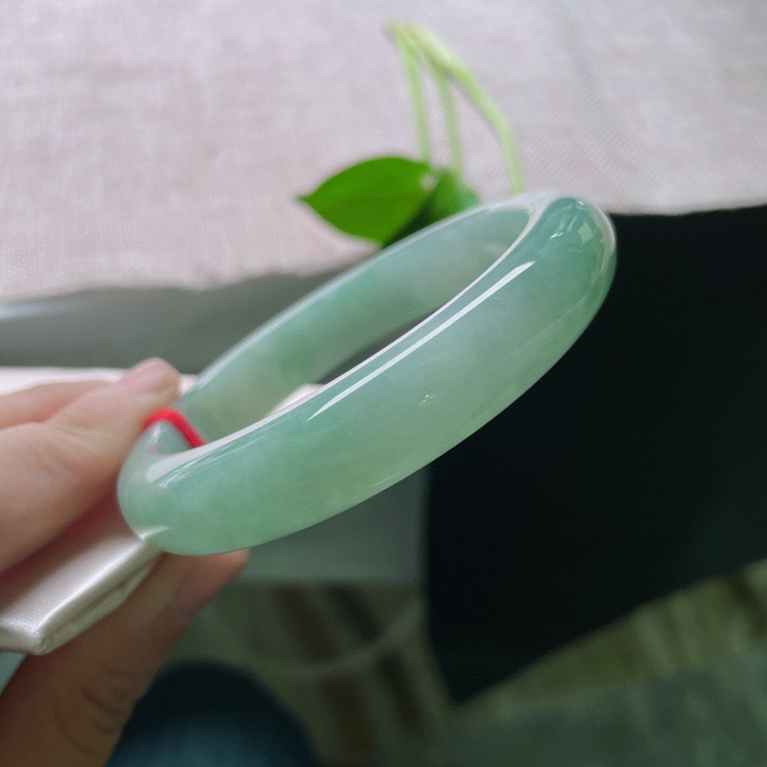 58.2/12.4/8.4，绿底正圈，细润，是不张扬的高级，衬得手腕白皙又雅致。完美，