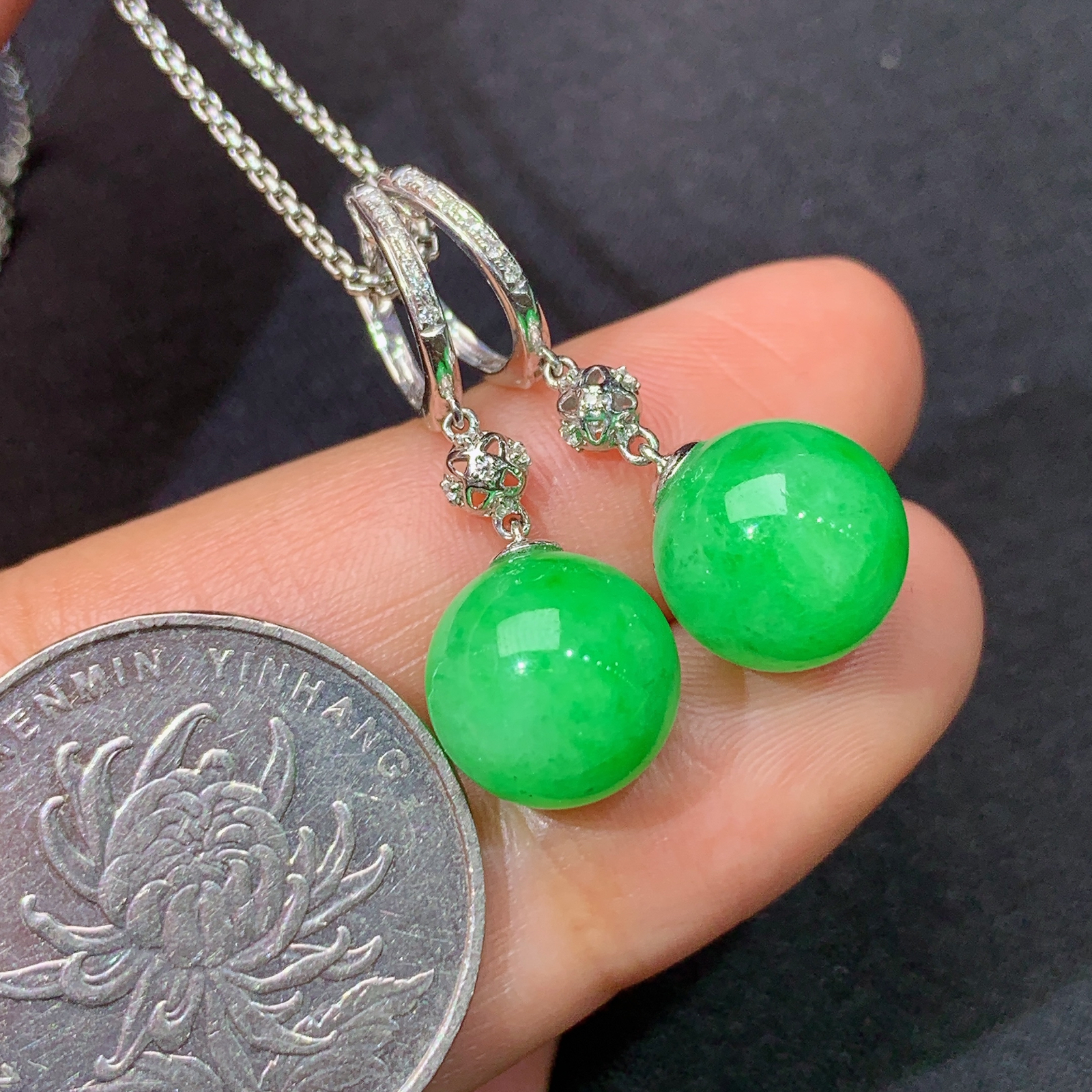 翠绿圆珠耳坠，18k金镶嵌，简约时尚，冰润色阳，种水足，Xyg 尺寸10.5