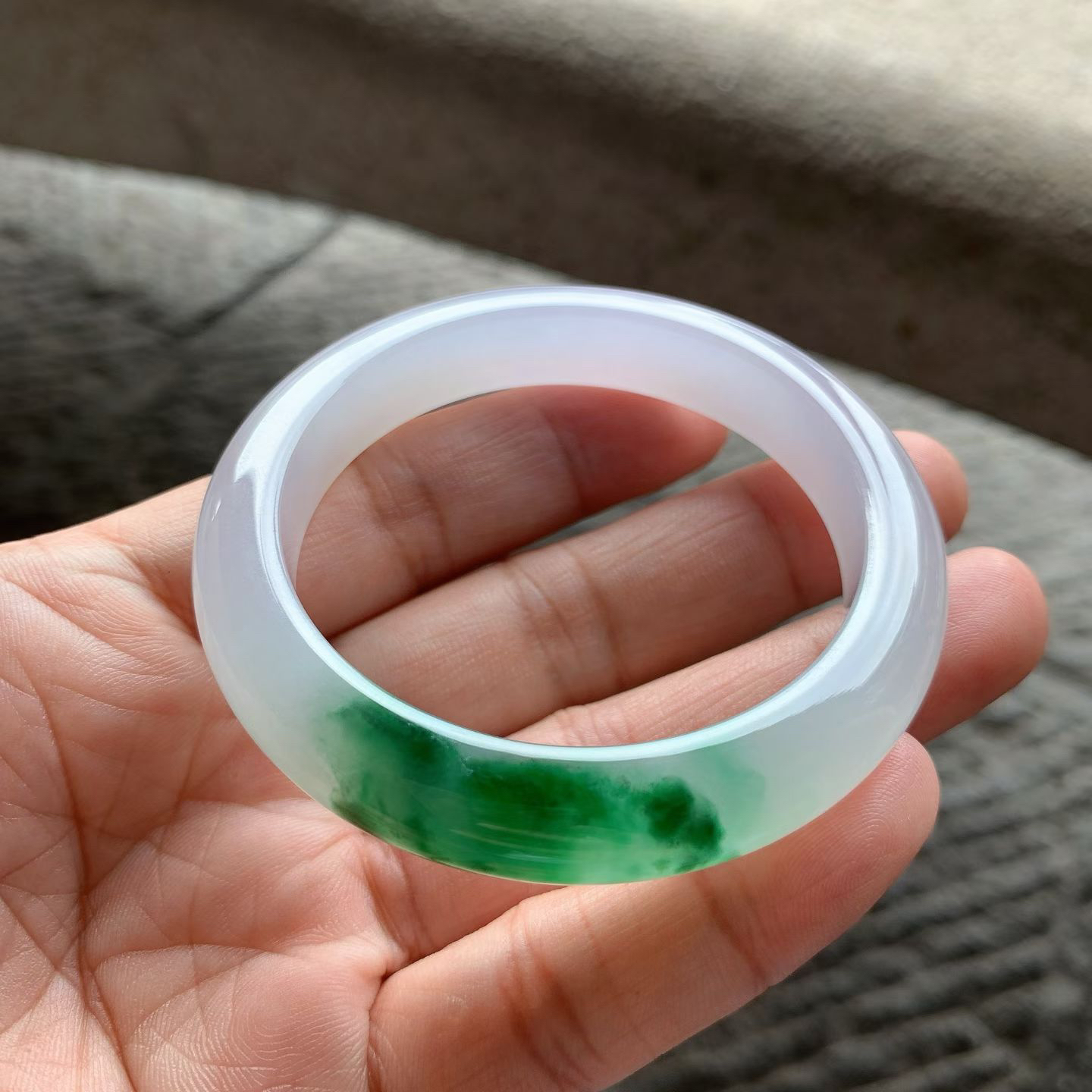 飘绿花正圈手镯尺寸52.5*10.5*8.5 种质细腻，底子白皙，胶胶润润，绿花浓郁鲜活，上手贵气