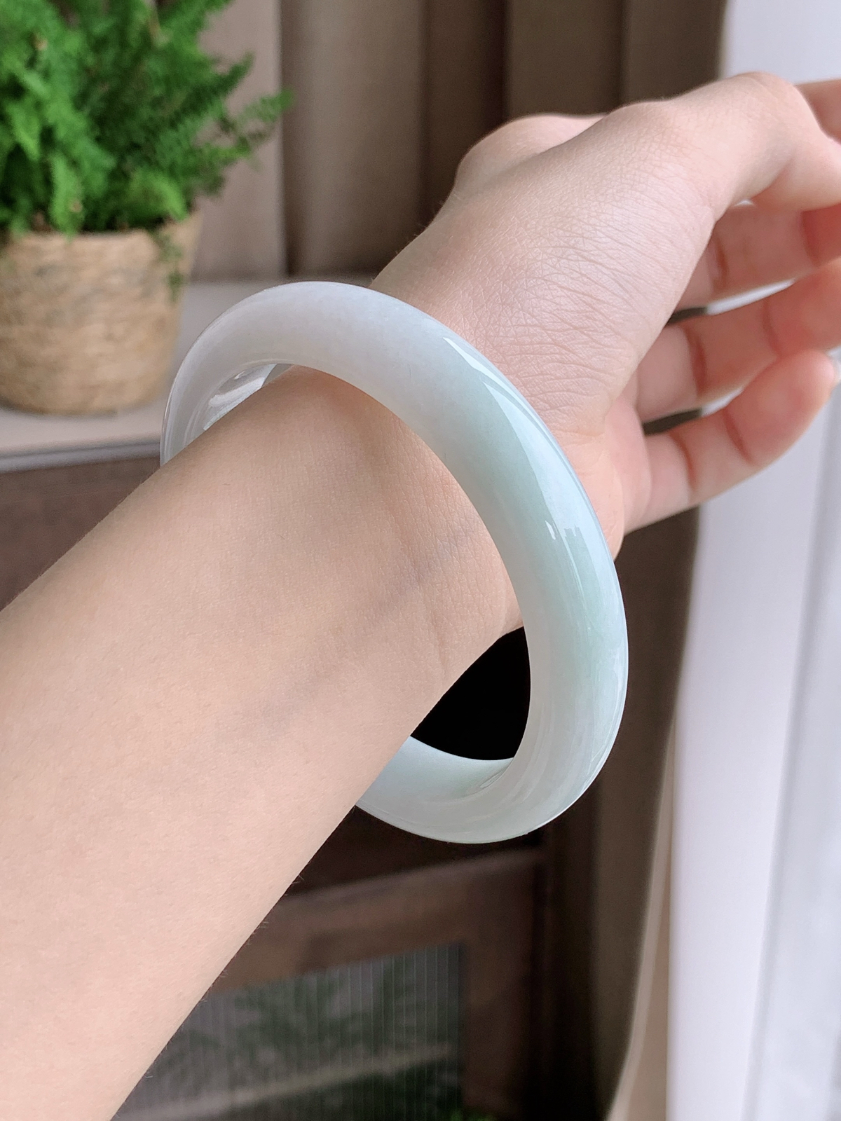 【手镯】正圈 圈口 60 61
【尺寸】60.6-12.4-8
【说明】白冰 糯冰奶白 种老细腻 缅甸A货翡翠 完美