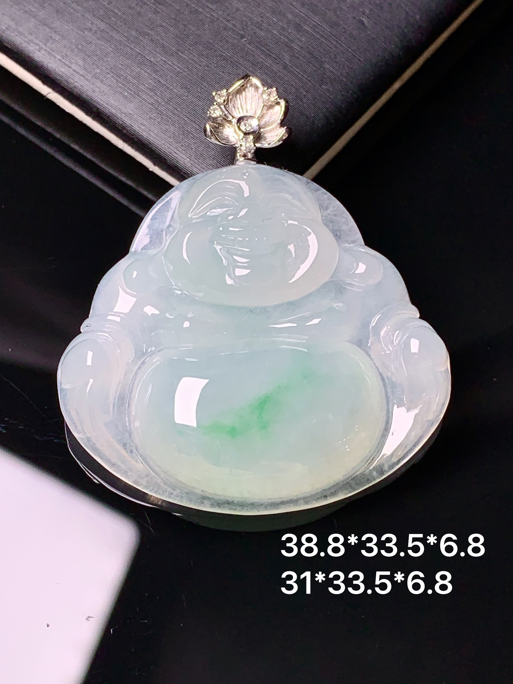 18k金钻镶嵌飘绿佛公吊坠 玉质细腻 色泽艳丽清新 水润亮眼 整体尺寸38.8*33.5*6.8x1