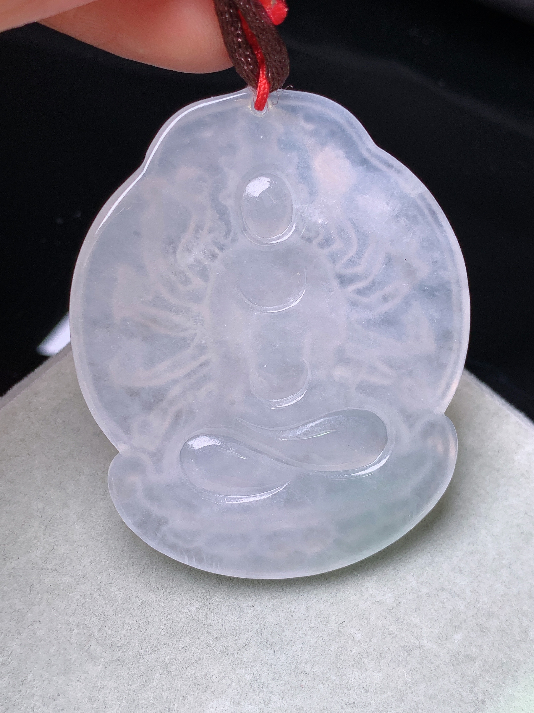 冰种观音菩萨牌子吊坠 玉质细腻 色泽艳丽清新 水润亮眼 整体尺寸48.5*40*5.3b2